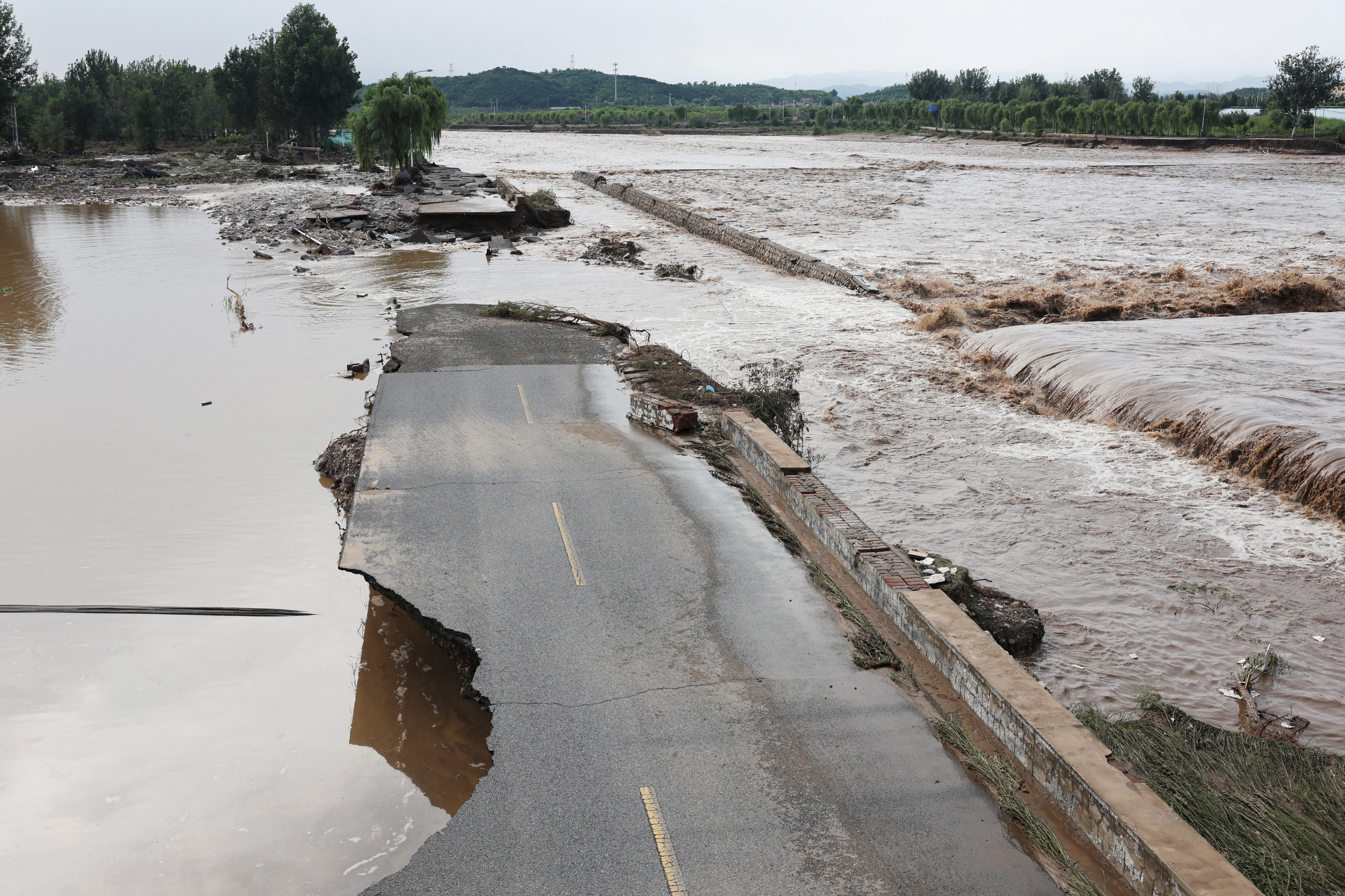 Τριάντα νεκροί λόγω ισχυρών βροχοπτώσεων στο Πεκίνο – Εικόνες βιβλικής καταστροφής-4