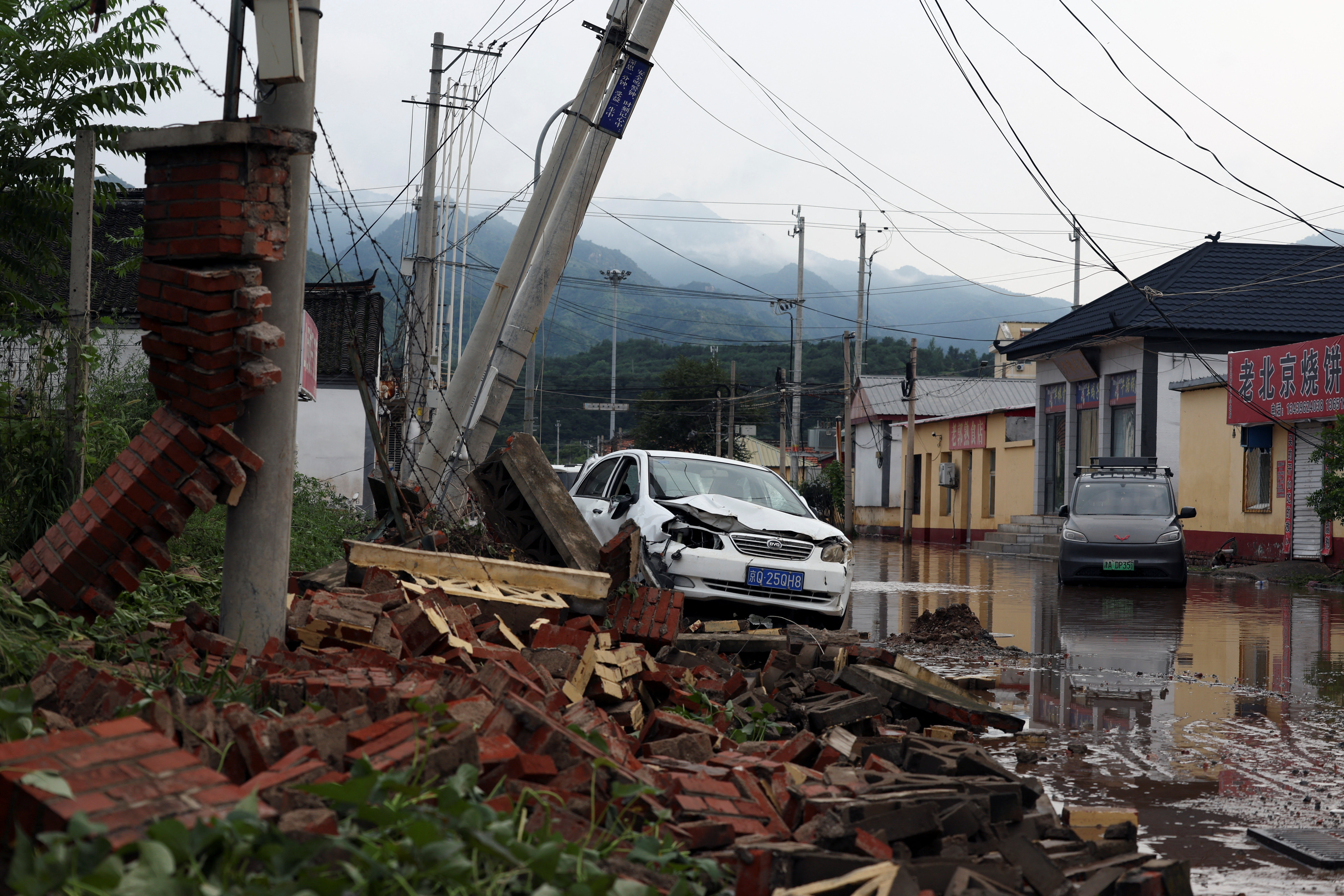 Τριάντα νεκροί λόγω ισχυρών βροχοπτώσεων στο Πεκίνο – Εικόνες βιβλικής καταστροφής-7