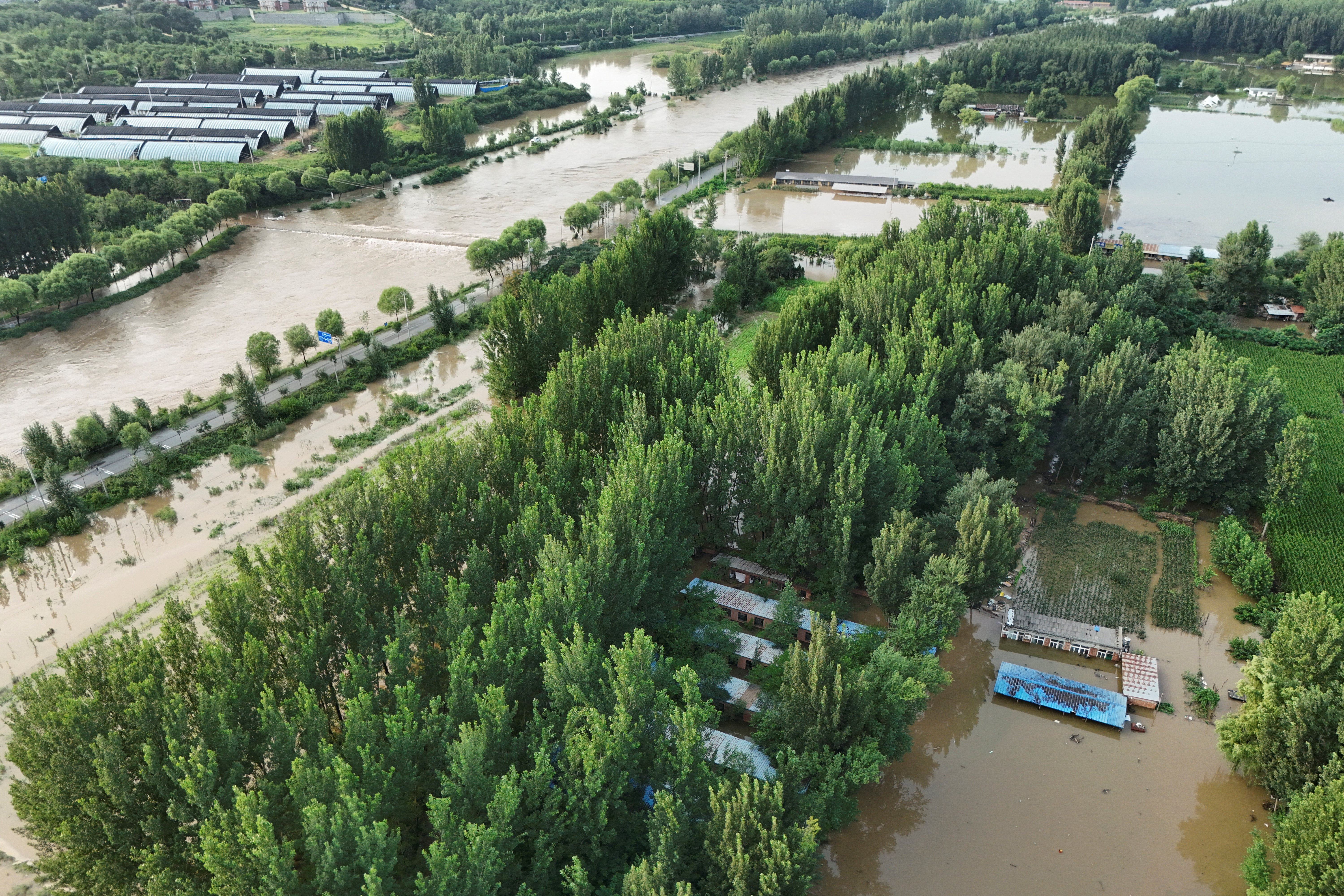 Τριάντα νεκροί λόγω ισχυρών βροχοπτώσεων στο Πεκίνο – Εικόνες βιβλικής καταστροφής-8