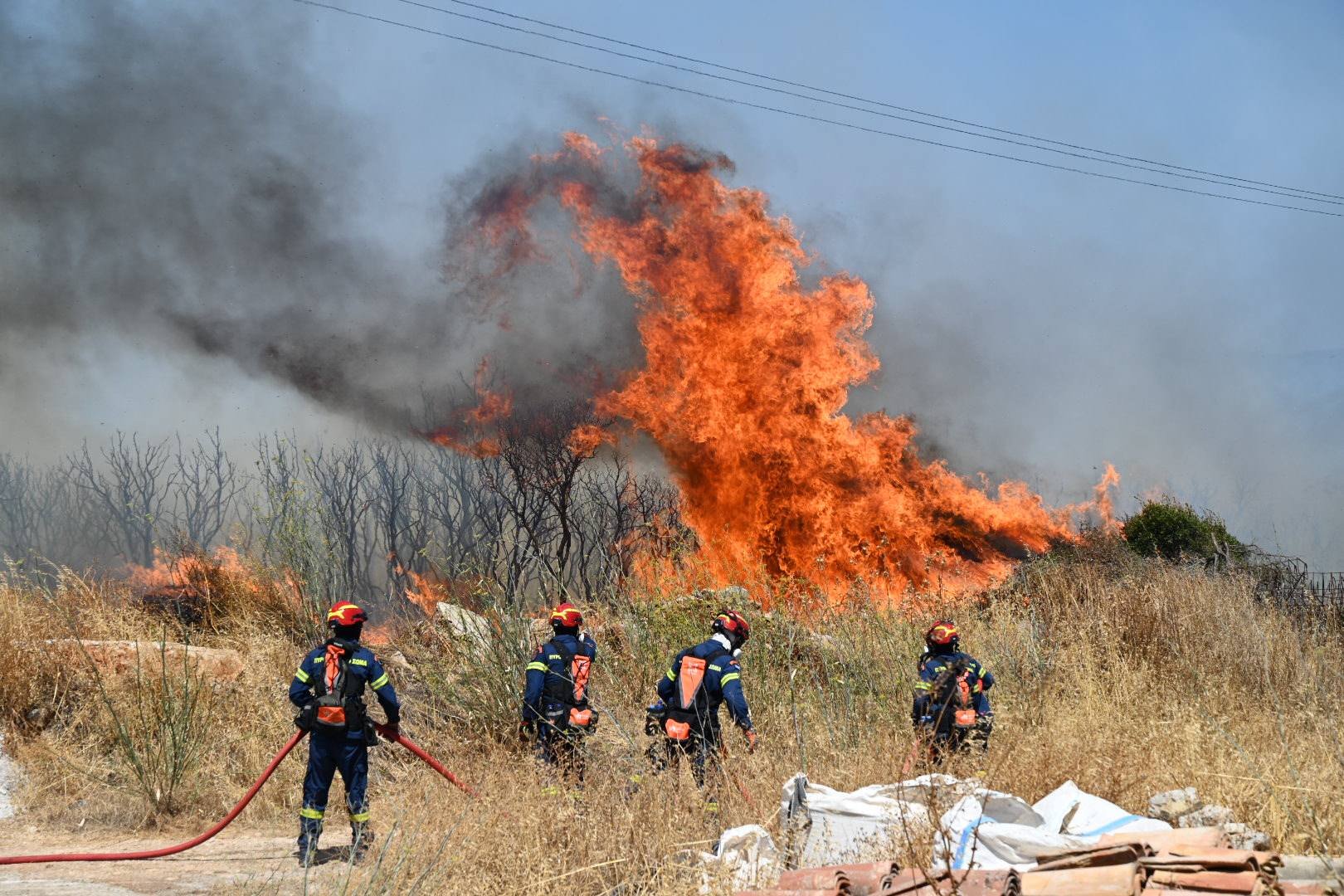 Μεγάλες φωτιές σε Αττική, Εύβοια, Μεσσηνία και Κύθηρα – Καίγονται σπίτια, απεγκλωβισμοί πολιτών-12