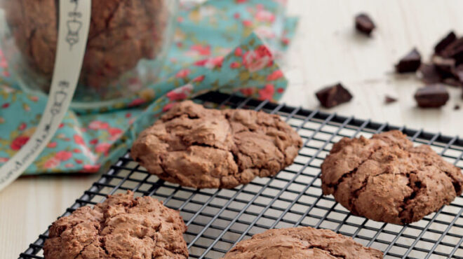 κλασικά-σοκολατένια-μπισκότα-βήμα-βή-563705620