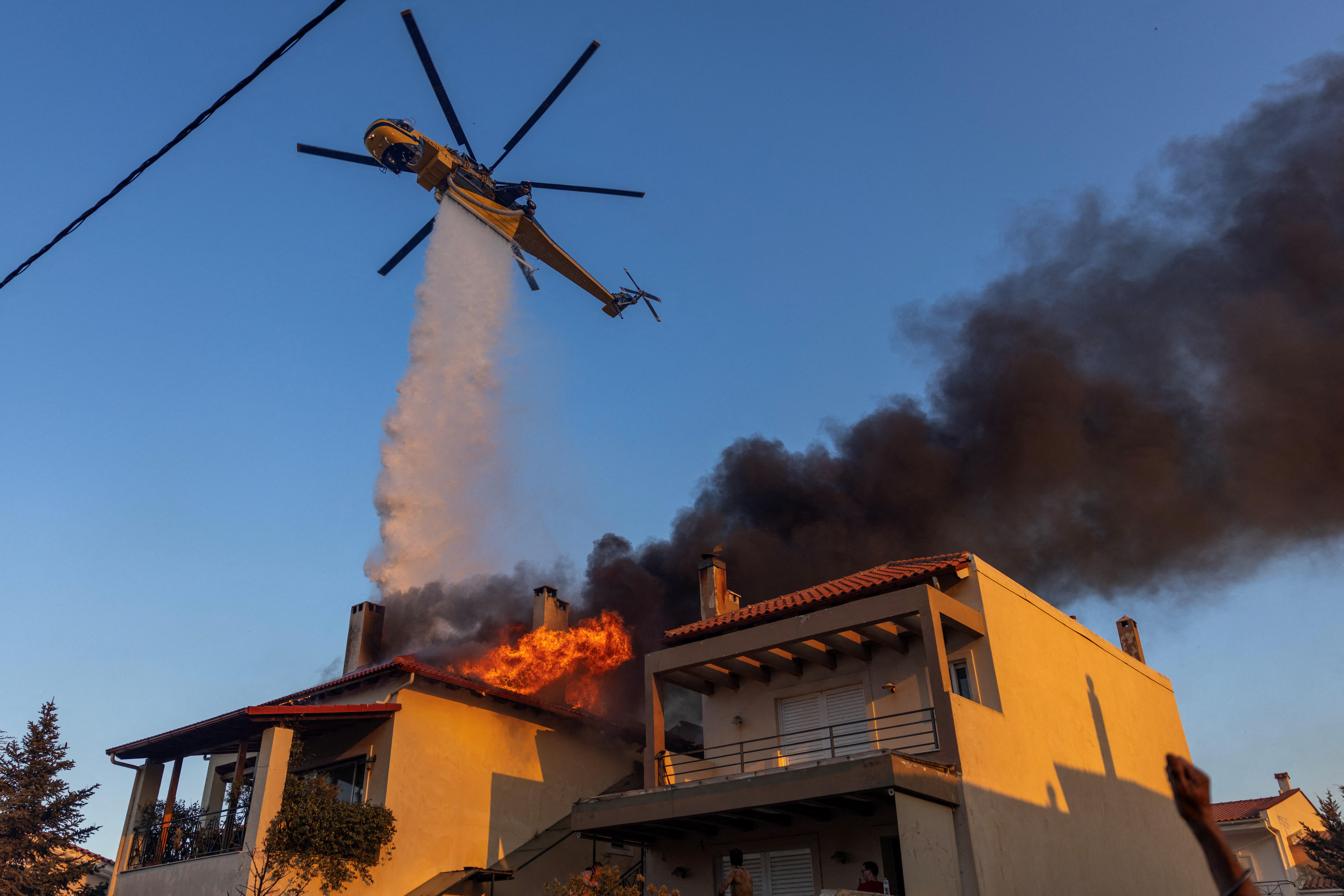 Μεγάλες φωτιές σε Αττική, Εύβοια, Μεσσηνία και Κύθηρα – Καίγονται σπίτια, απεγκλωβισμοί πολιτών-4