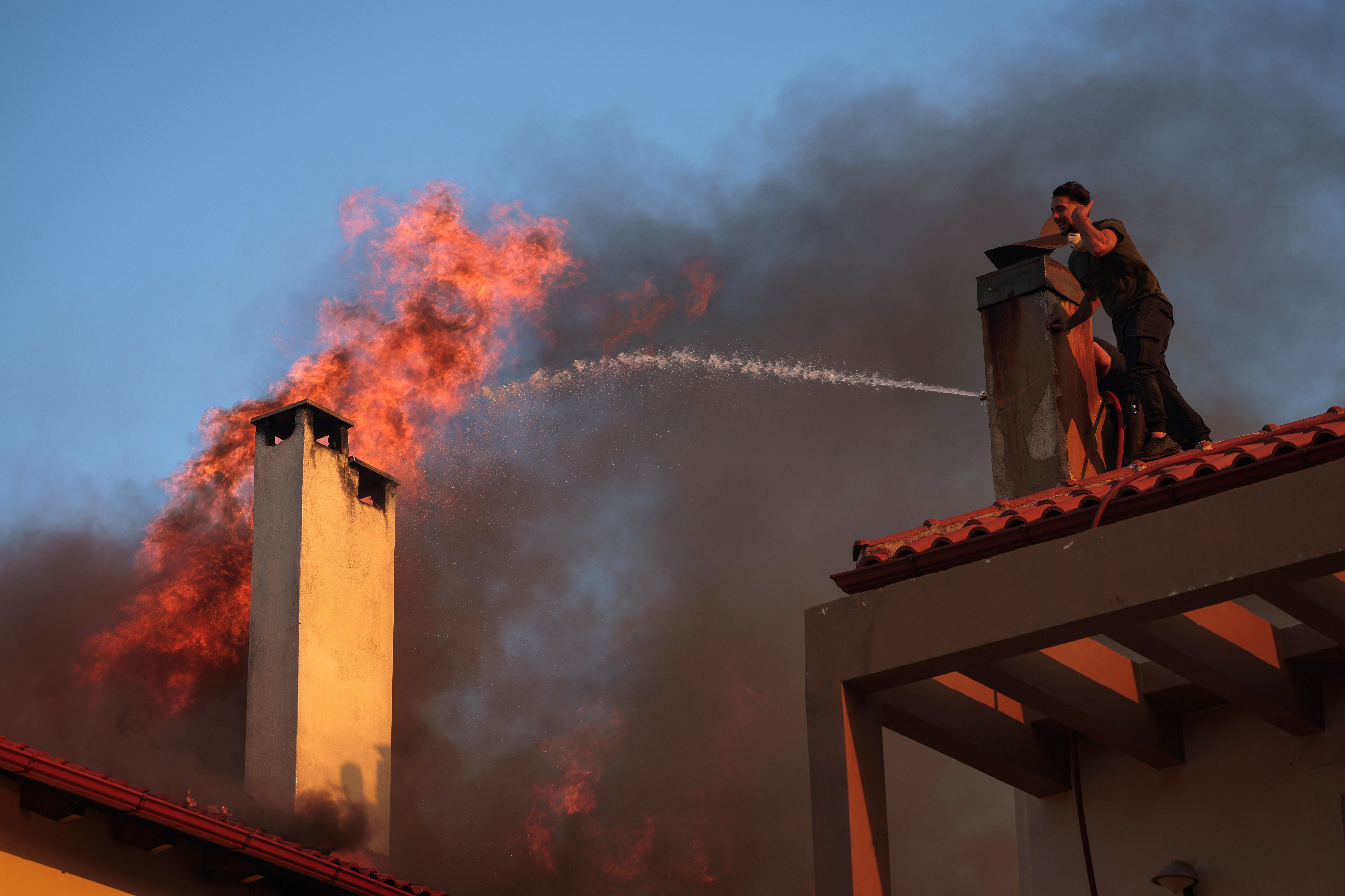 Μεγάλες φωτιές σε Αττική, Εύβοια, Μεσσηνία και Κύθηρα – Καίγονται σπίτια, απεγκλωβισμοί πολιτών-1