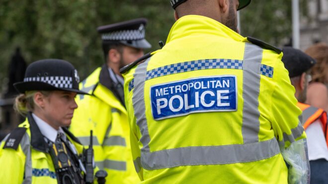 βρετανία-νέα-επεισόδια-έξω-από-ξενοδο-563725624