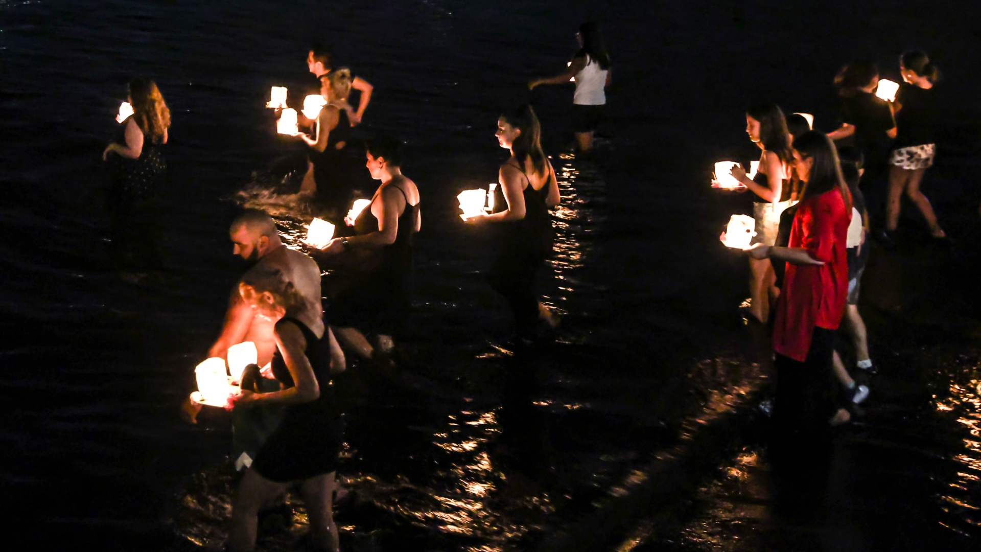 Μάτι: Εκδηλώσεις μνήμης με προσκλητήριο νεκρών, λευκά τριαντάφυλλα και φαναράκια στη θάλασσα-5