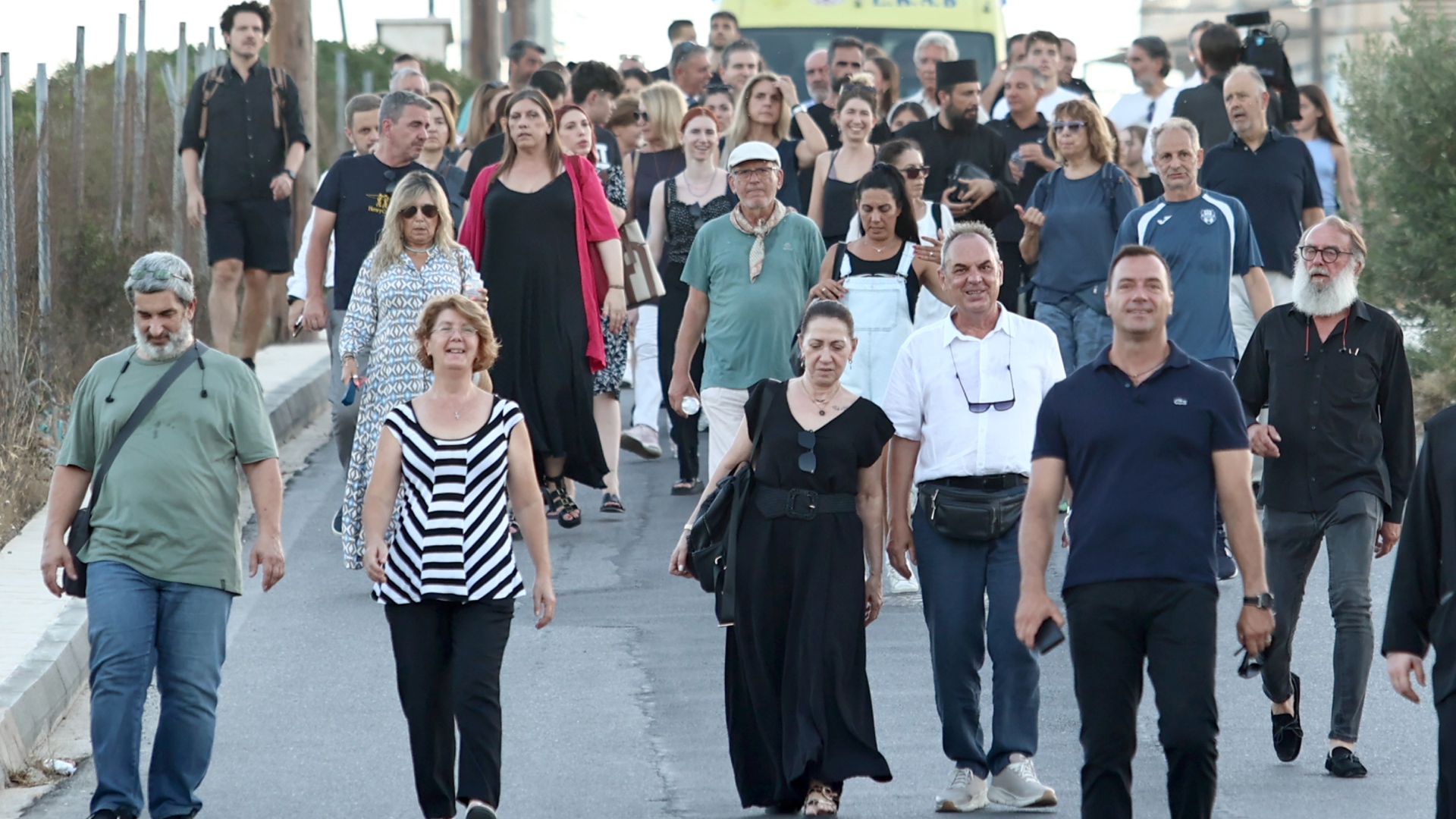 Μάτι: Εκδηλώσεις μνήμης με προσκλητήριο νεκρών, λευκά τριαντάφυλλα και φαναράκια στη θάλασσα-1