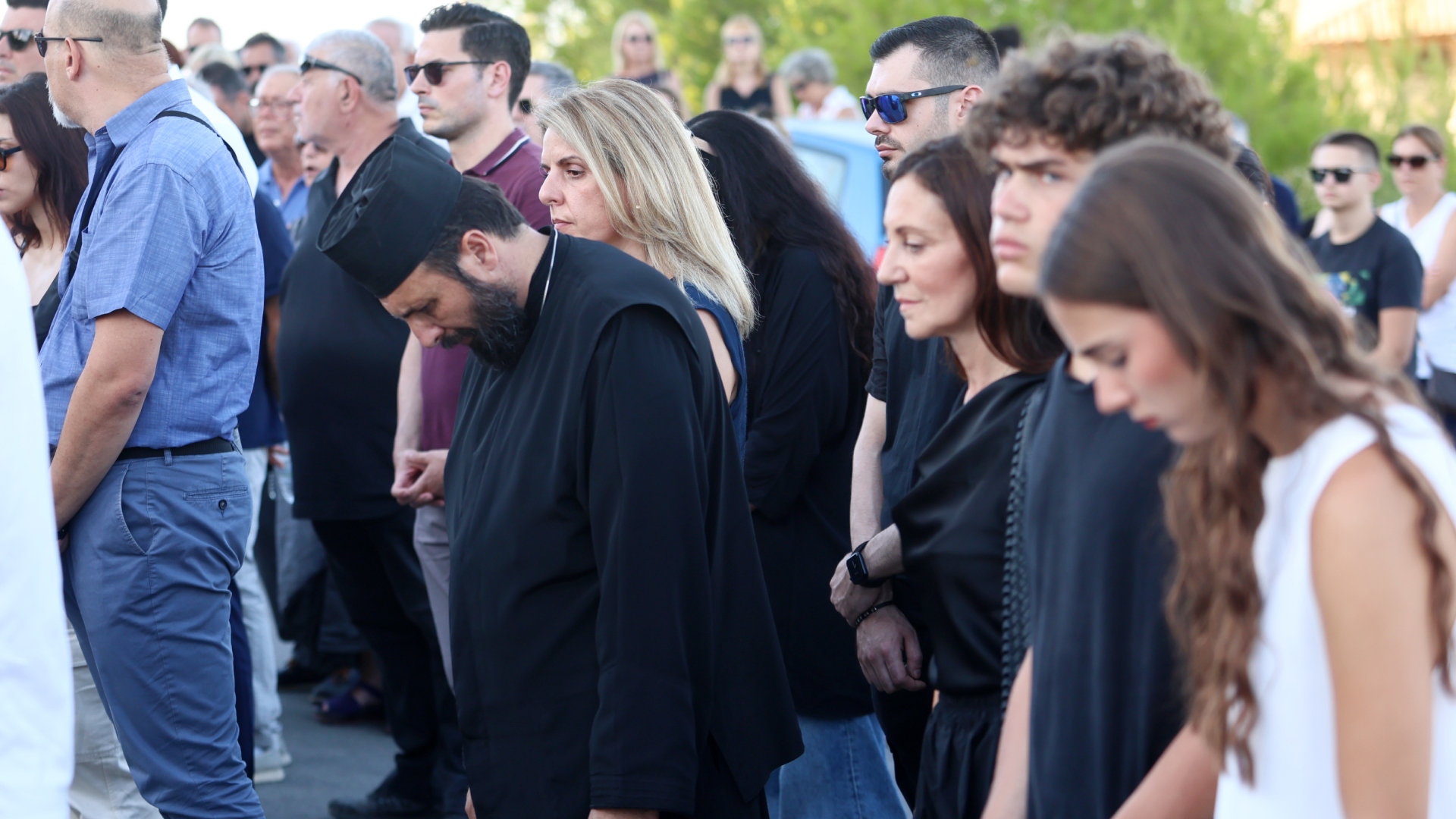 Μάτι: Εκδηλώσεις μνήμης με προσκλητήριο νεκρών, λευκά τριαντάφυλλα και φαναράκια στη θάλασσα-2