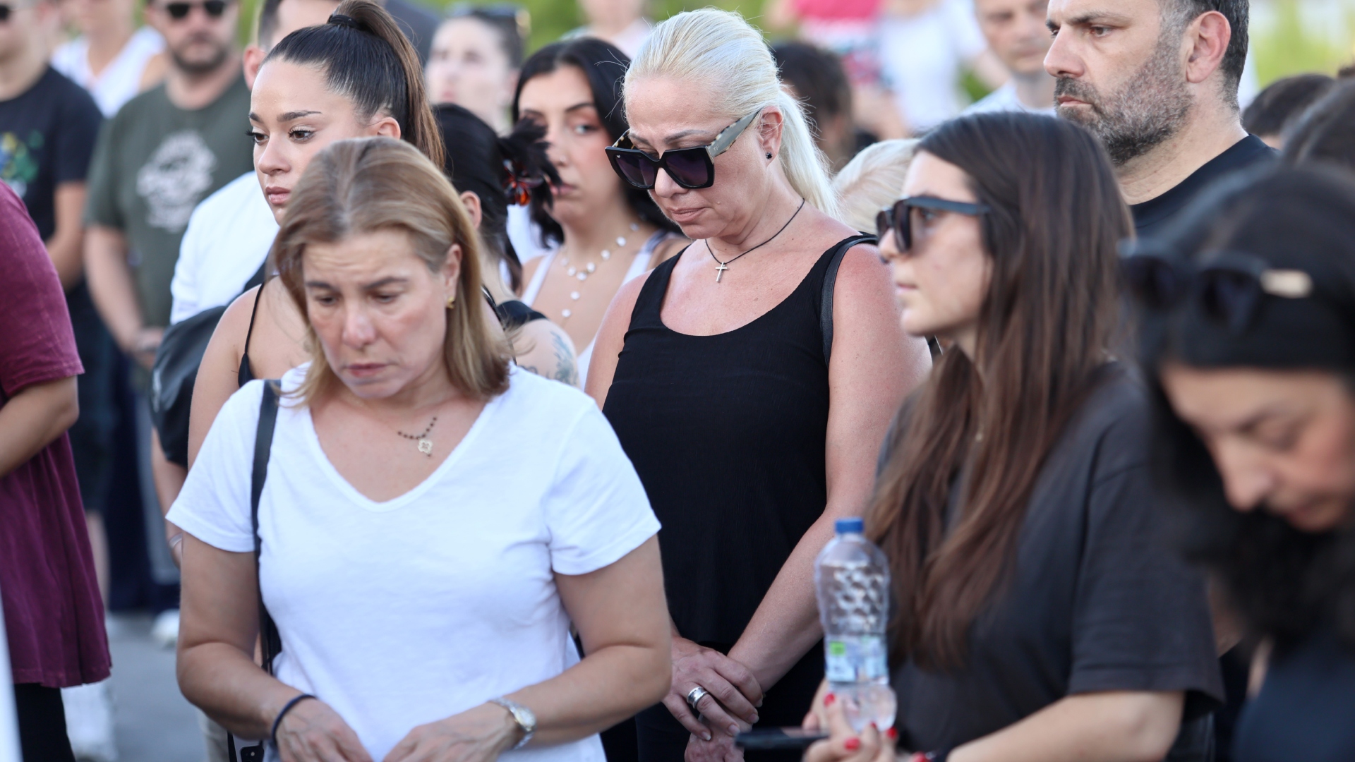 Μάτι: Εκδηλώσεις μνήμης με προσκλητήριο νεκρών, λευκά τριαντάφυλλα και φαναράκια στη θάλασσα-4