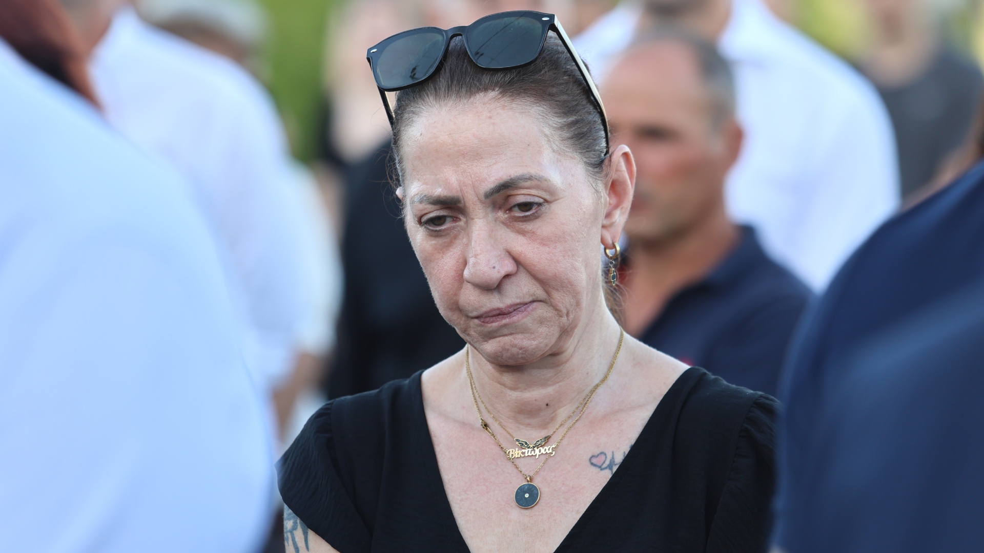 Μάτι: Εκδηλώσεις μνήμης με προσκλητήριο νεκρών, λευκά τριαντάφυλλα και φαναράκια στη θάλασσα-6