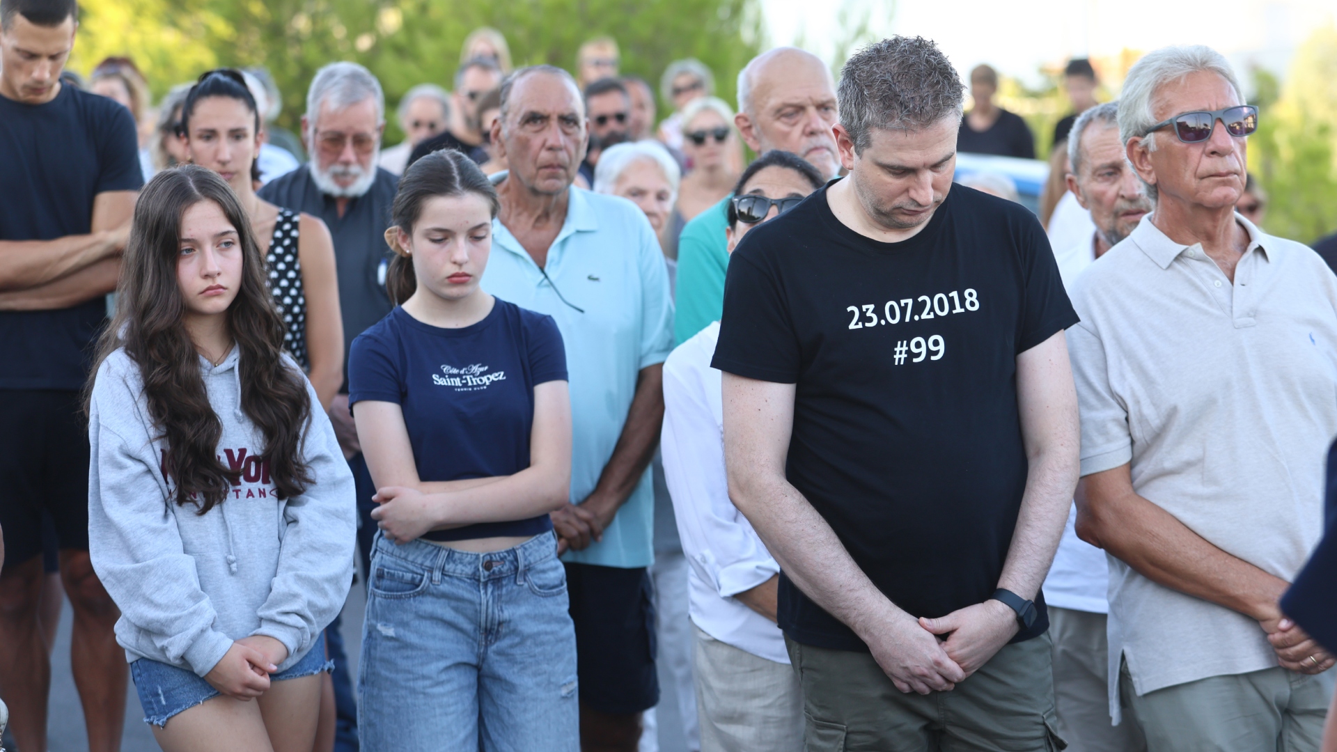 Μάτι: Εκδηλώσεις μνήμης με προσκλητήριο νεκρών, λευκά τριαντάφυλλα και φαναράκια στη θάλασσα-7