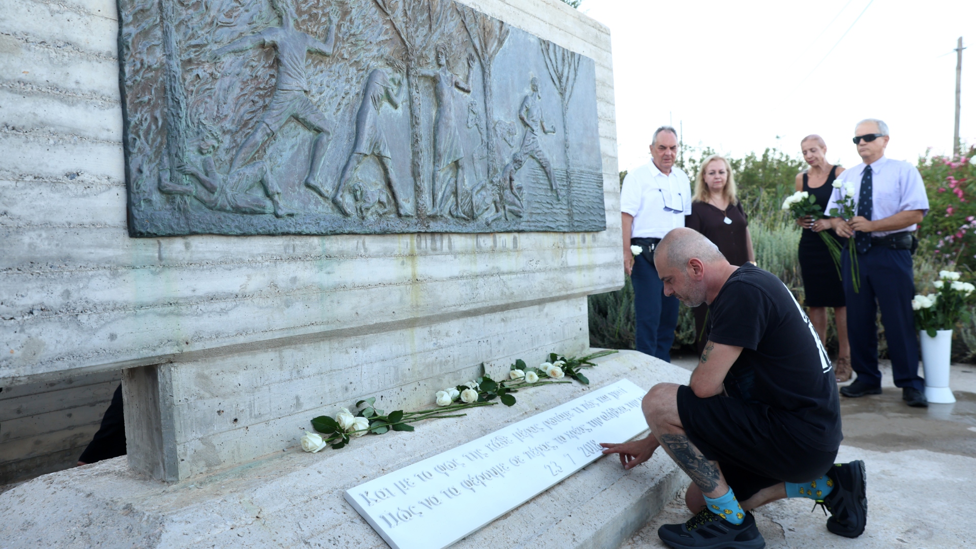 Μάτι: Εκδηλώσεις μνήμης με προσκλητήριο νεκρών, λευκά τριαντάφυλλα και φαναράκια στη θάλασσα-8