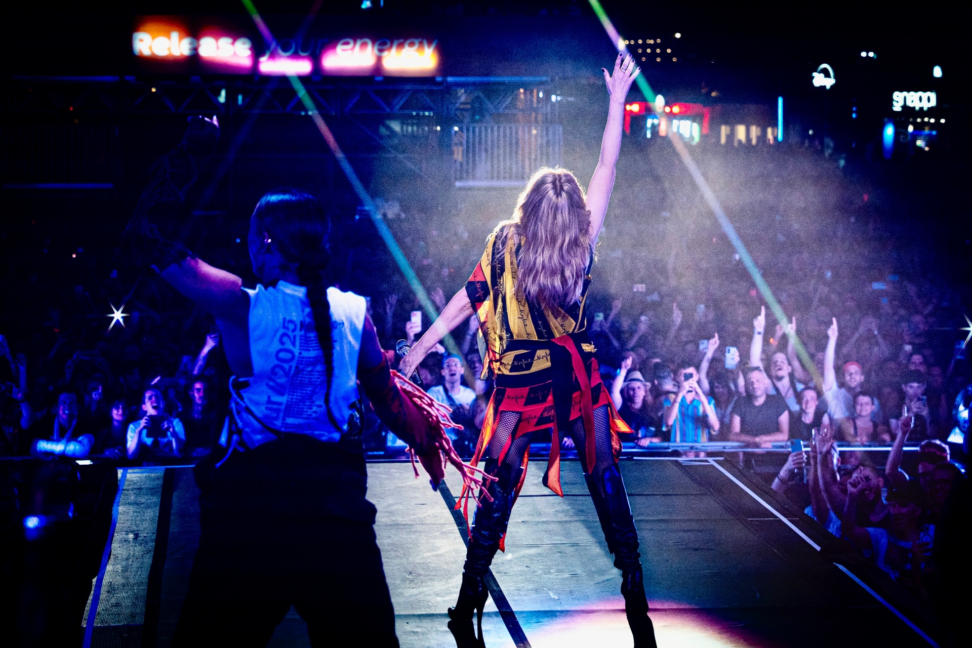 Στην υγειά της Κάιλι και της Μπεθ-7