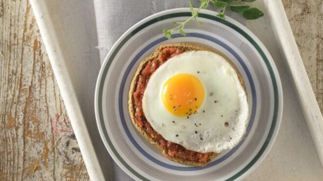 ντάκος-με-ντομάτα-και-αυγό-563700340