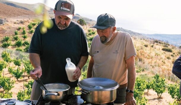 ο-μιχάλης-χάσικος-ετοιμάζει-σπιτική-σ-563726248