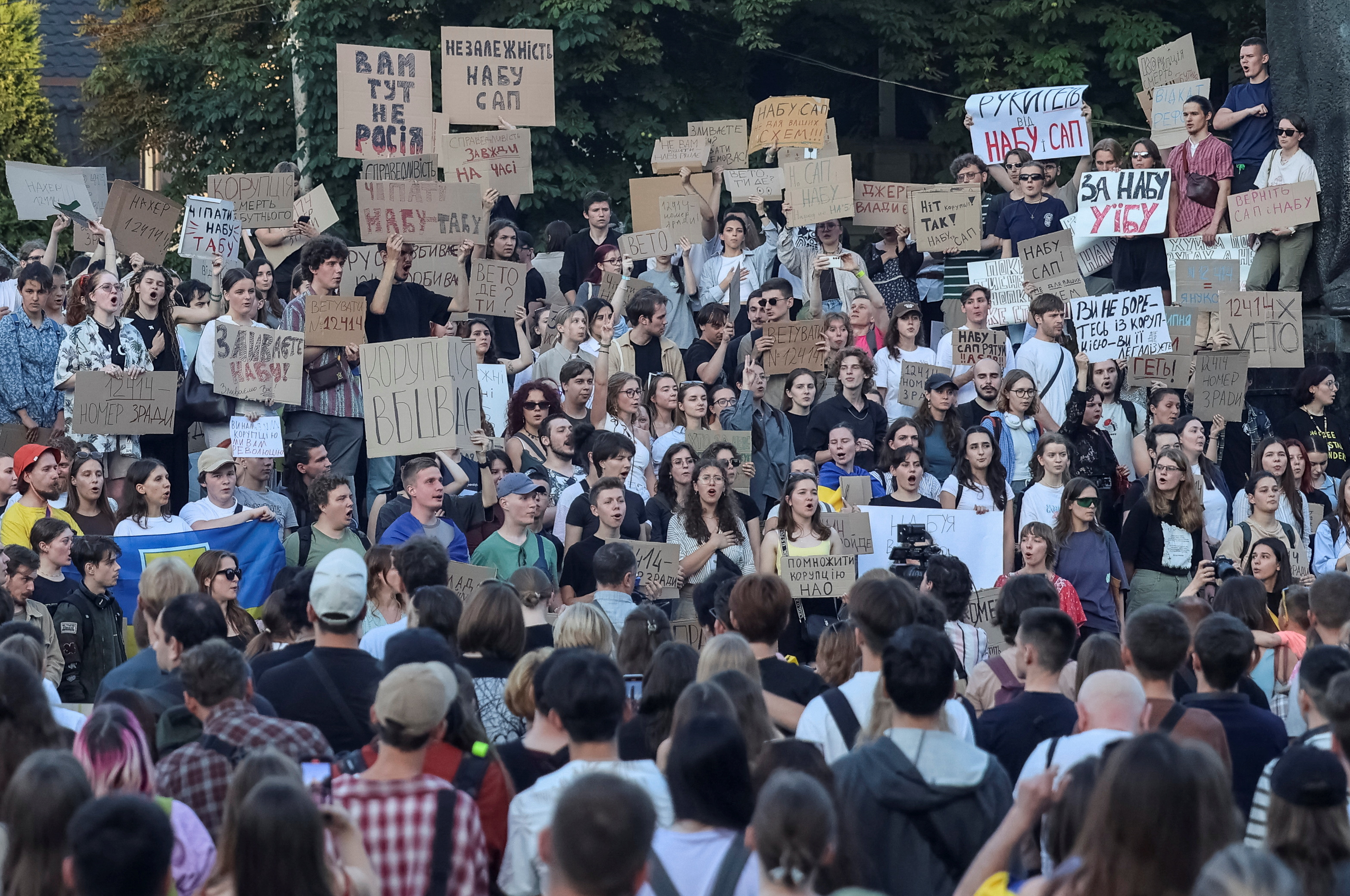 O Zελένσκι υπερασπίζεται το νομοσχέδιό του εν μέσω διαδηλώσεων στην Ουκρανία και διεθνών αντιδράσεων-1