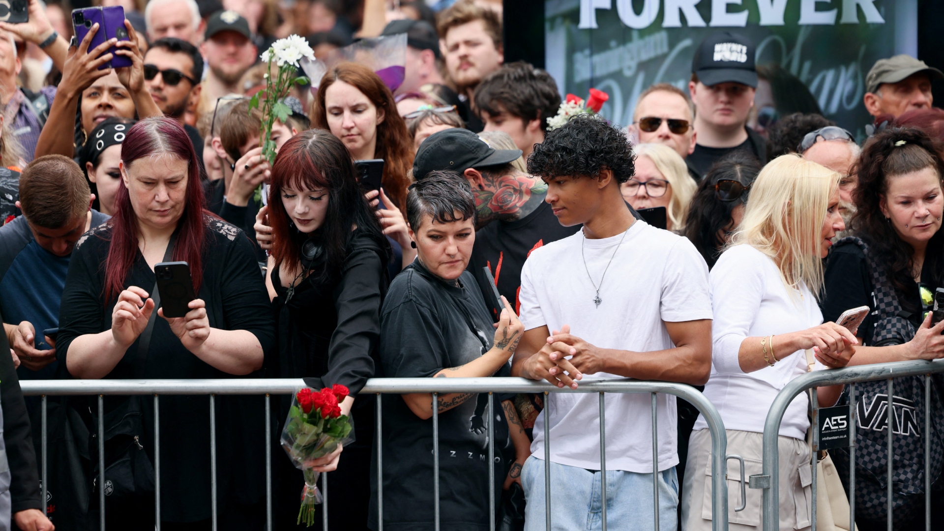 Κηδεία Οζι Οσμπορν: Χιλιάδες θαυμαστές του στο Μπέρμιγχαμ για να τον αποχαιρετήσουν [εικόνες-βίντεο]-1