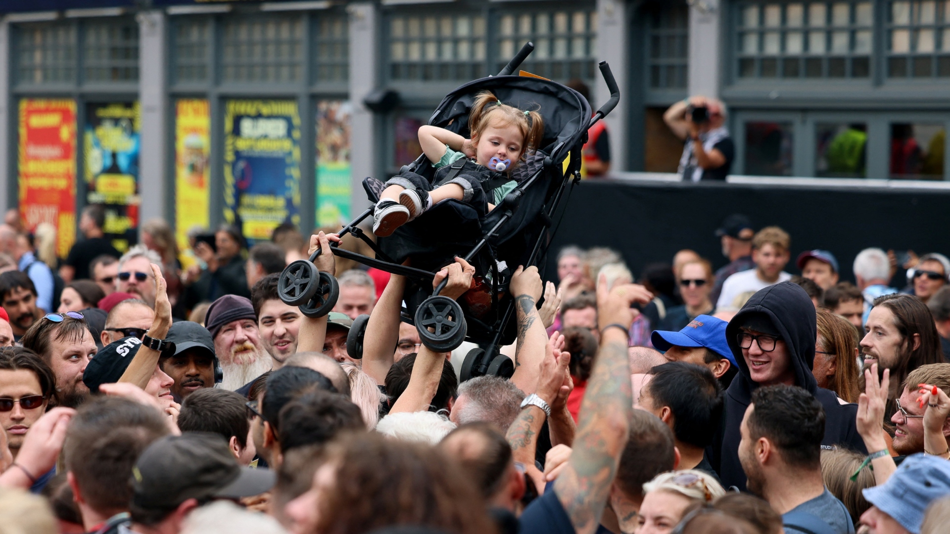 Κηδεία Οζι Οσμπορν: Χιλιάδες θαυμαστές του στο Μπέρμιγχαμ για να τον αποχαιρετήσουν [εικόνες-βίντεο]-2