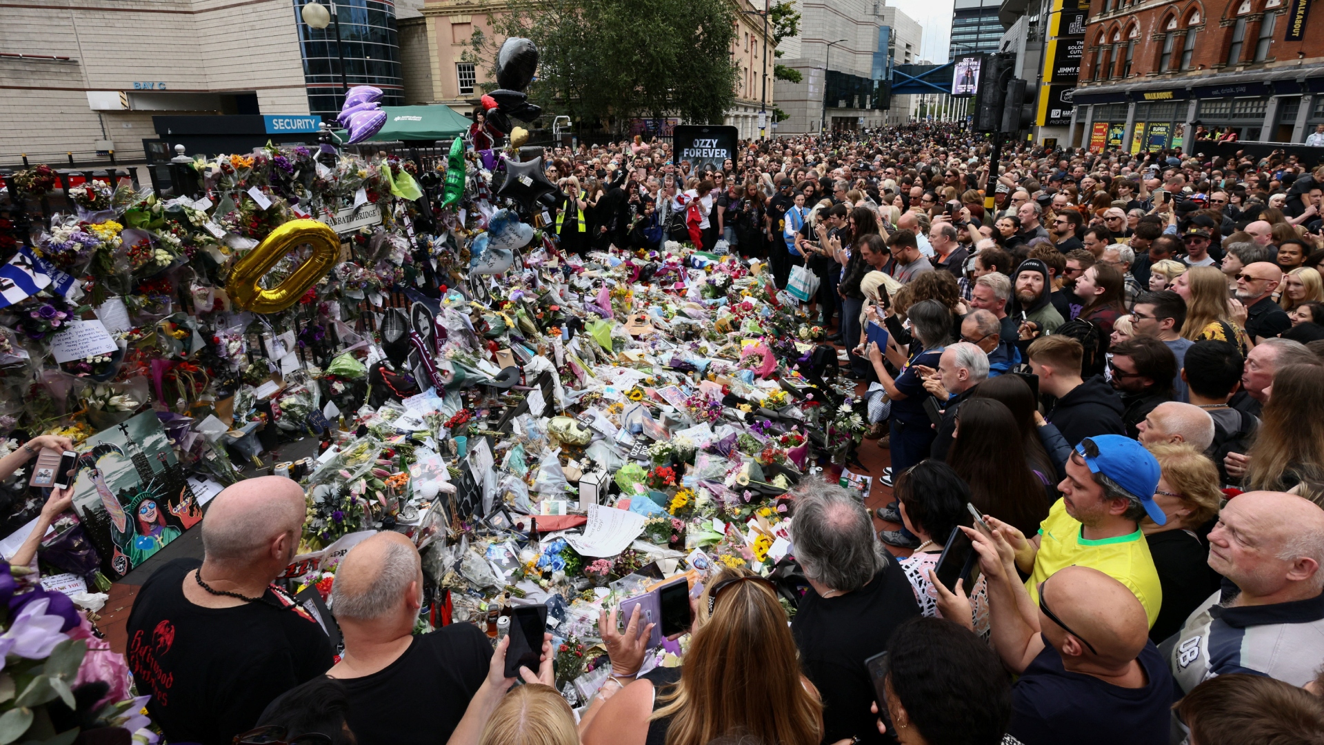 Κηδεία Οζι Οσμπορν: Χιλιάδες θαυμαστές του στο Μπέρμιγχαμ για να τον αποχαιρετήσουν [εικόνες-βίντεο]-3