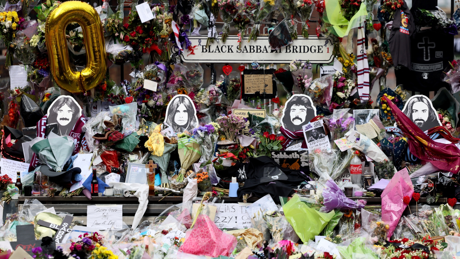 Κηδεία Οζι Οσμπορν: Χιλιάδες θαυμαστές του στο Μπέρμιγχαμ για να τον αποχαιρετήσουν [εικόνες-βίντεο]-6