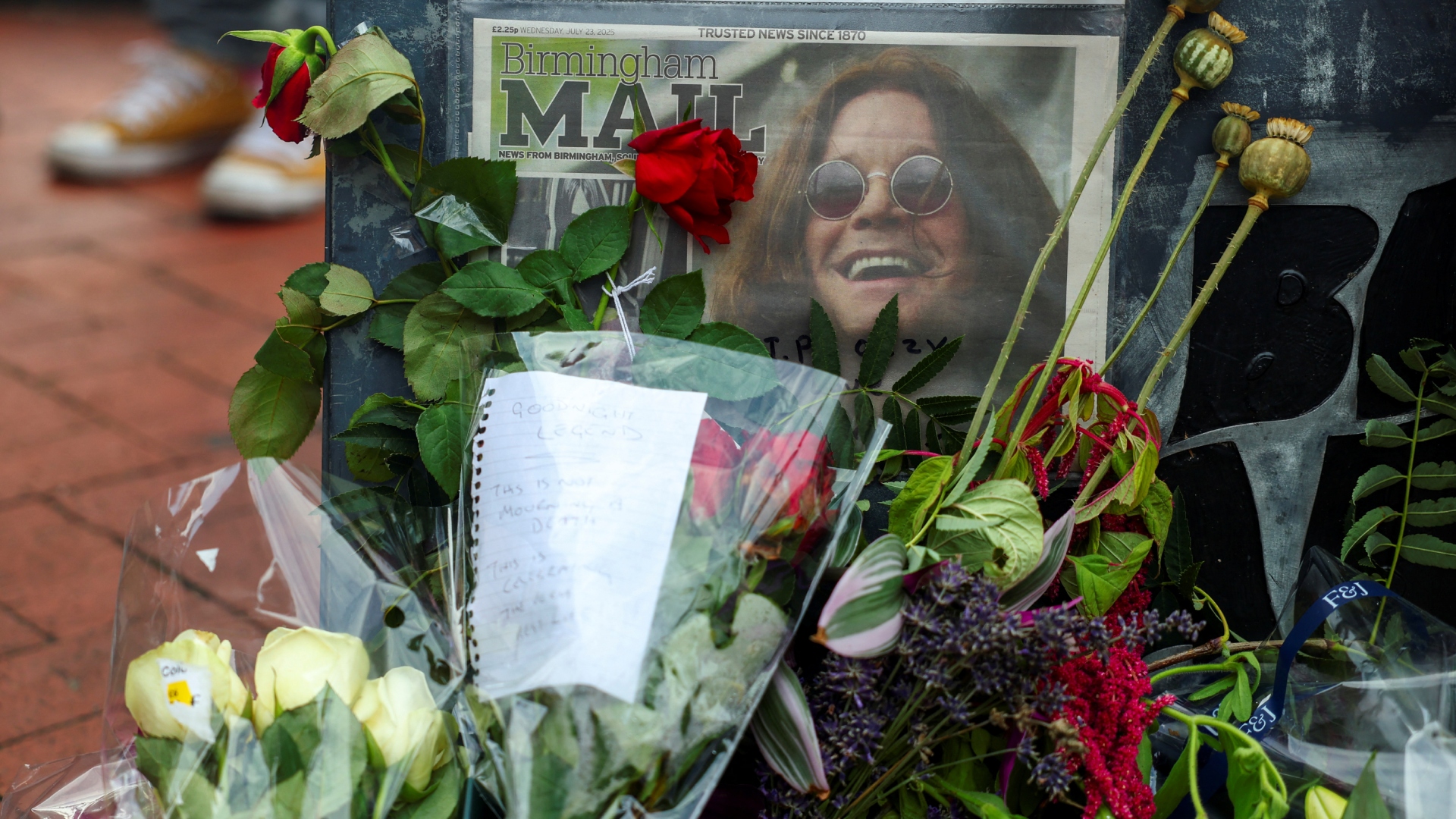 Κηδεία Οζι Οσμπορν: Χιλιάδες θαυμαστές του στο Μπέρμιγχαμ για να τον αποχαιρετήσουν [εικόνες-βίντεο]-4