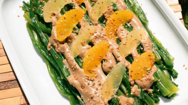 σαλάτα-με-κοτσανάκια-σπανακιού-και-σά-563719309