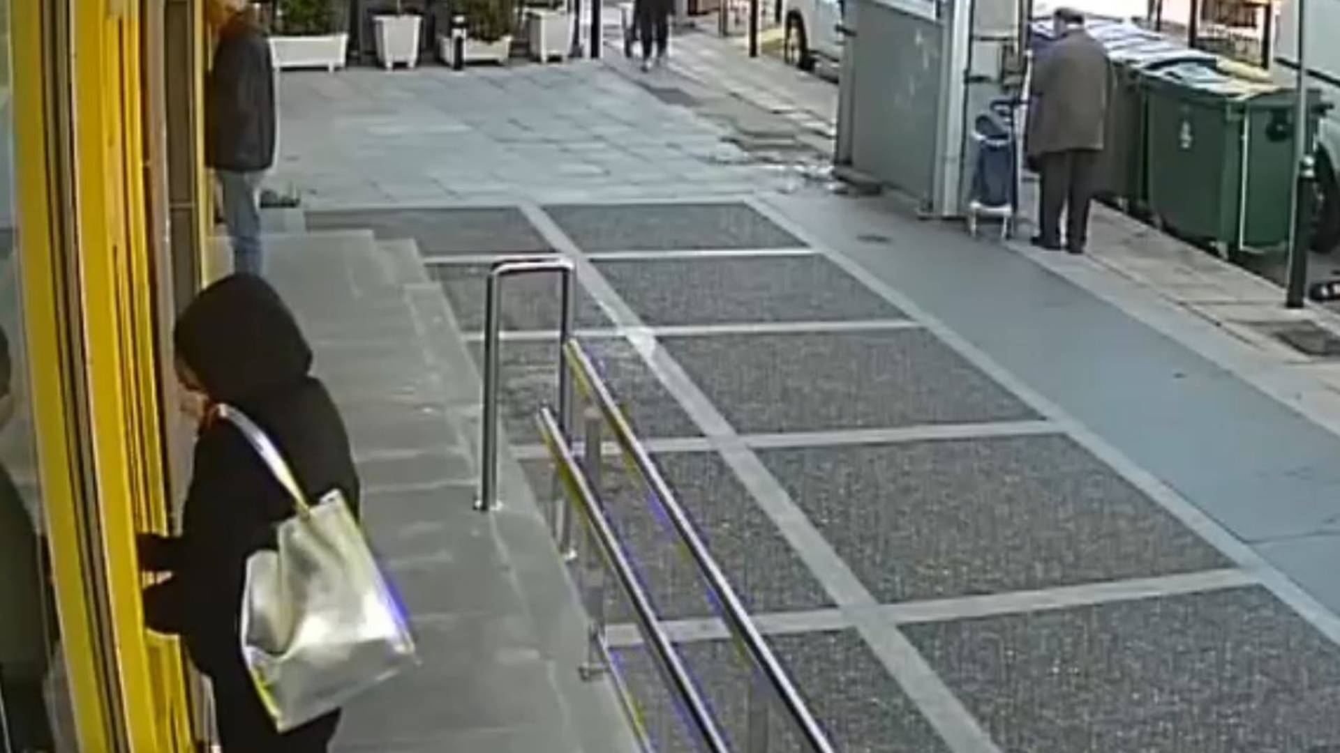 Πώς δρούσε η σπείρα που έκλεβε κάρτες από ηλικιωμένες-3