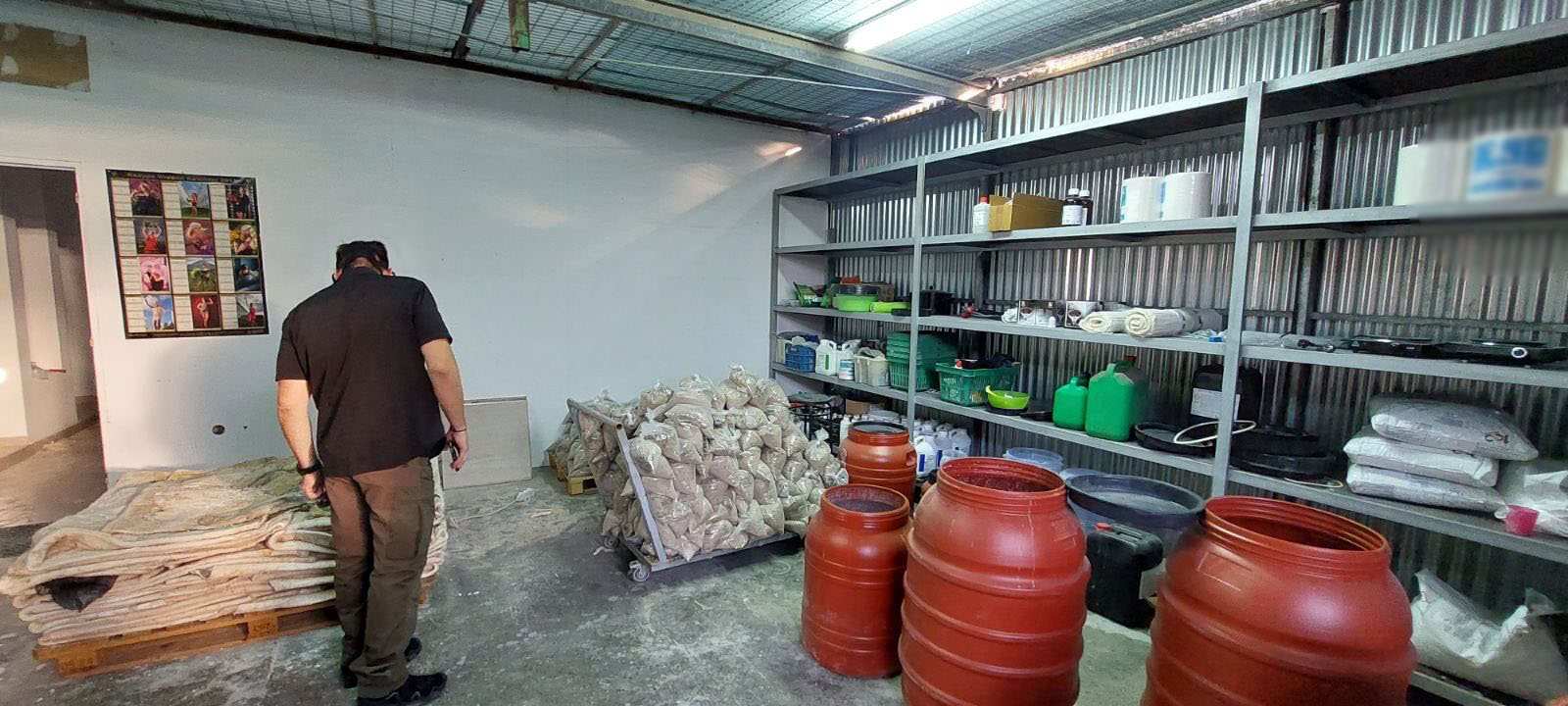 Εντόπισαν σπίτι «εργοστάσιο» ναρκωτικών στα νότια προάστια – Εμπότιζαν δέρματα με κοκαΐνη-1