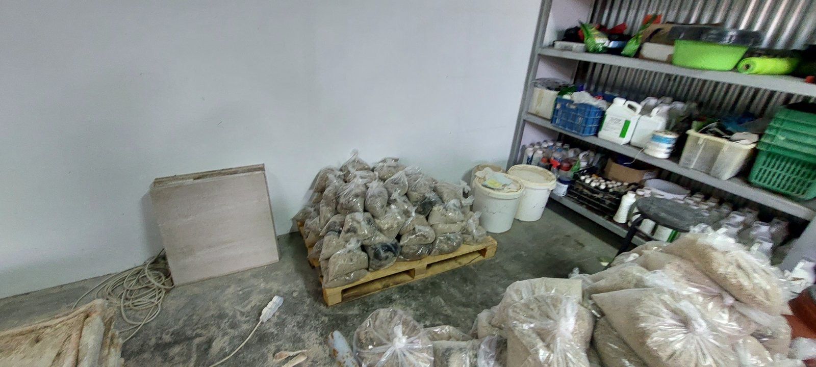 Εντόπισαν σπίτι «εργοστάσιο» ναρκωτικών στα νότια προάστια – Εμπότιζαν δέρματα με κοκαΐνη-2