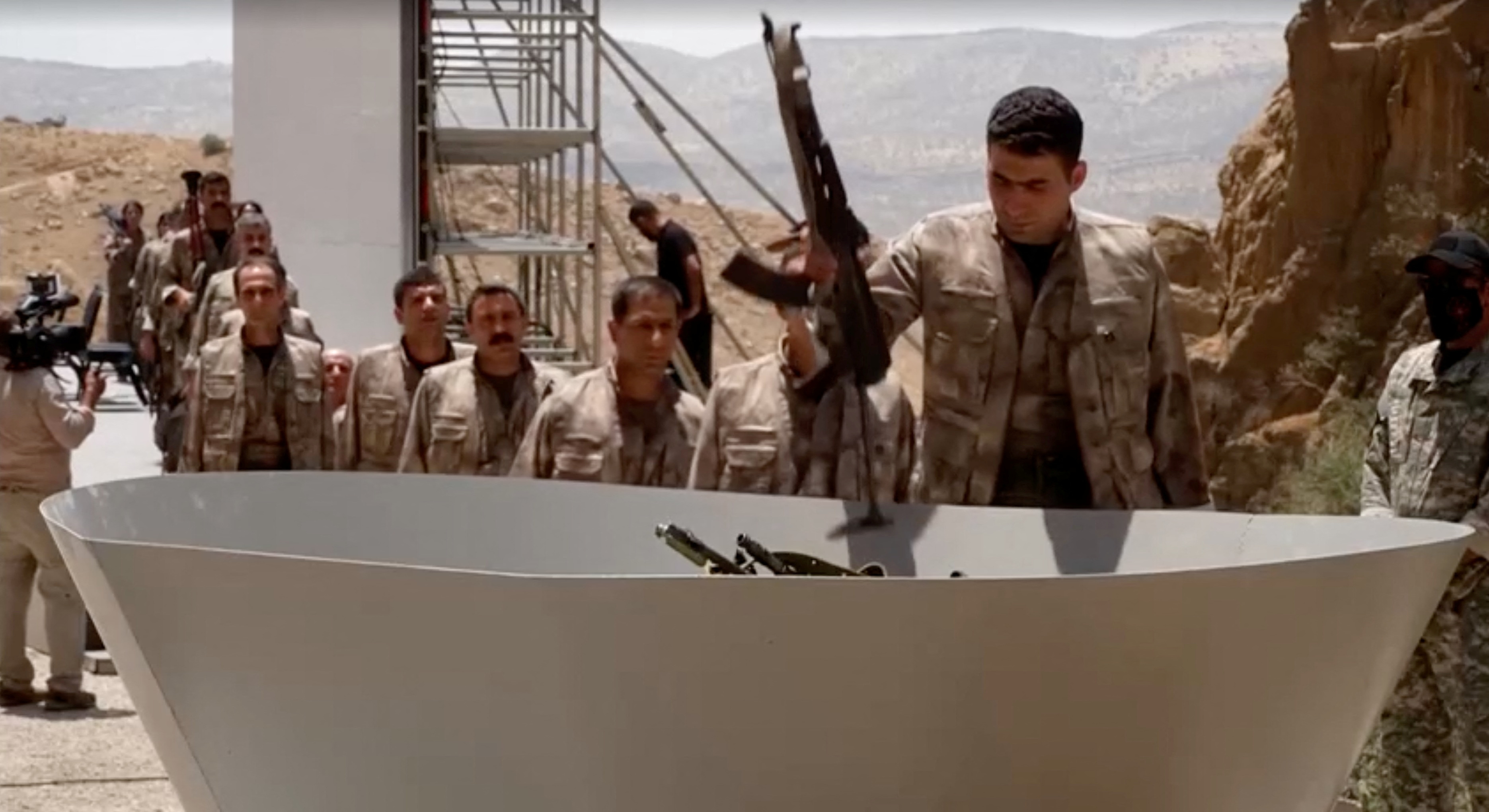 PKK: Αρχισε η παράδοση των όπλων – Τελετή στη Σουλαϊμανίγια του Ιράκ-2