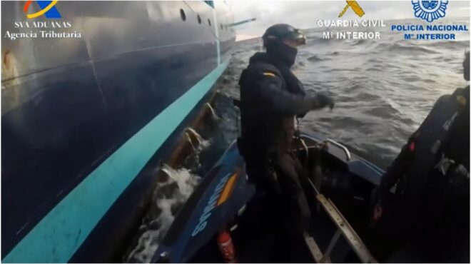 χειροπέδες-σε-ελληνες-ιδιοκτήτες-πλο-563718415