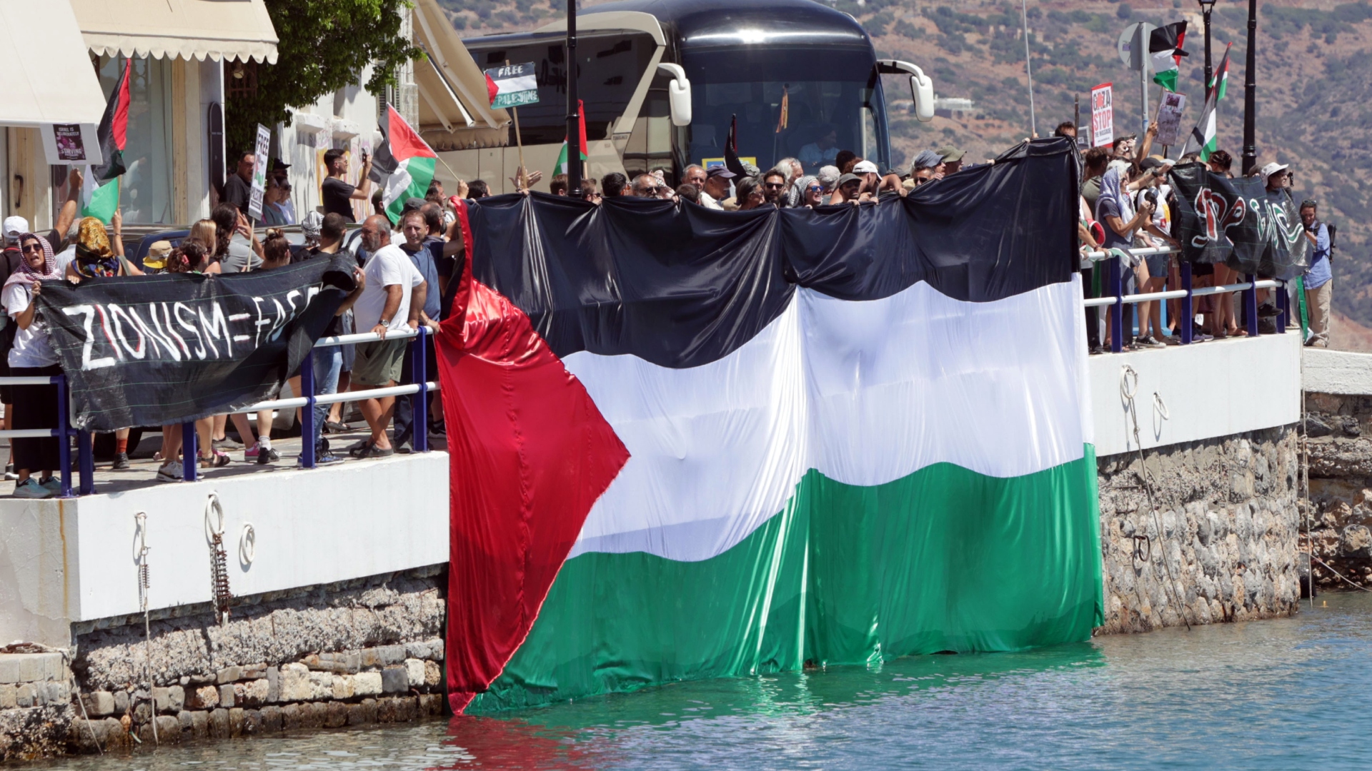 Αγ. Νικόλαος: Επεισόδια και προσαγωγές στη διαμαρτυρία για το ισραηλινό κρουαζιερόπλοιο-2