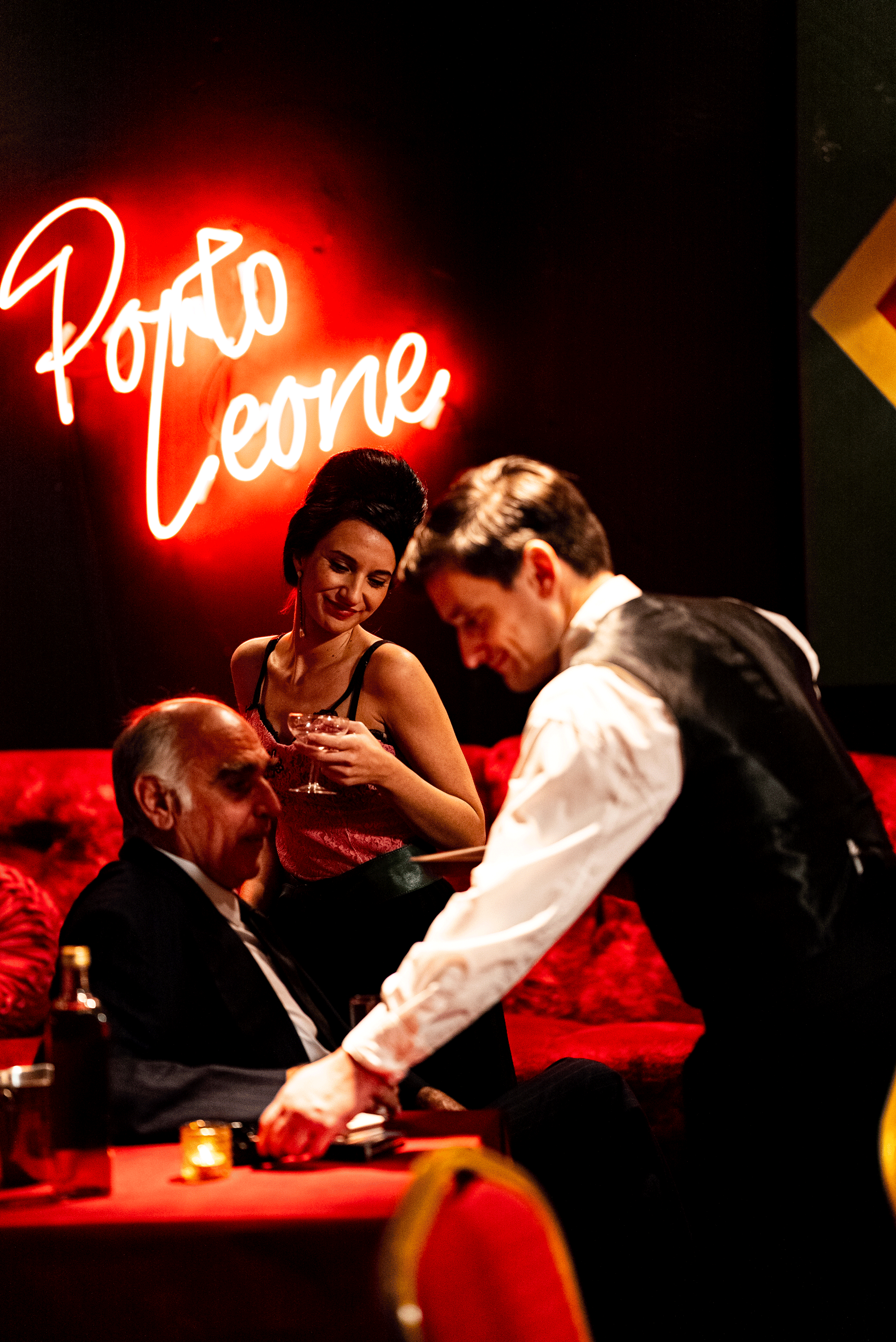 Δύο κόσμοι συγκρούονται στον Πειραιά των 60s-4