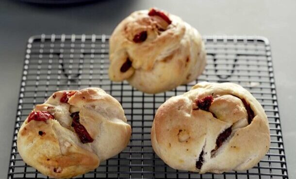 ψωμάκια-με-λιαστές-ντομάτες-563697622