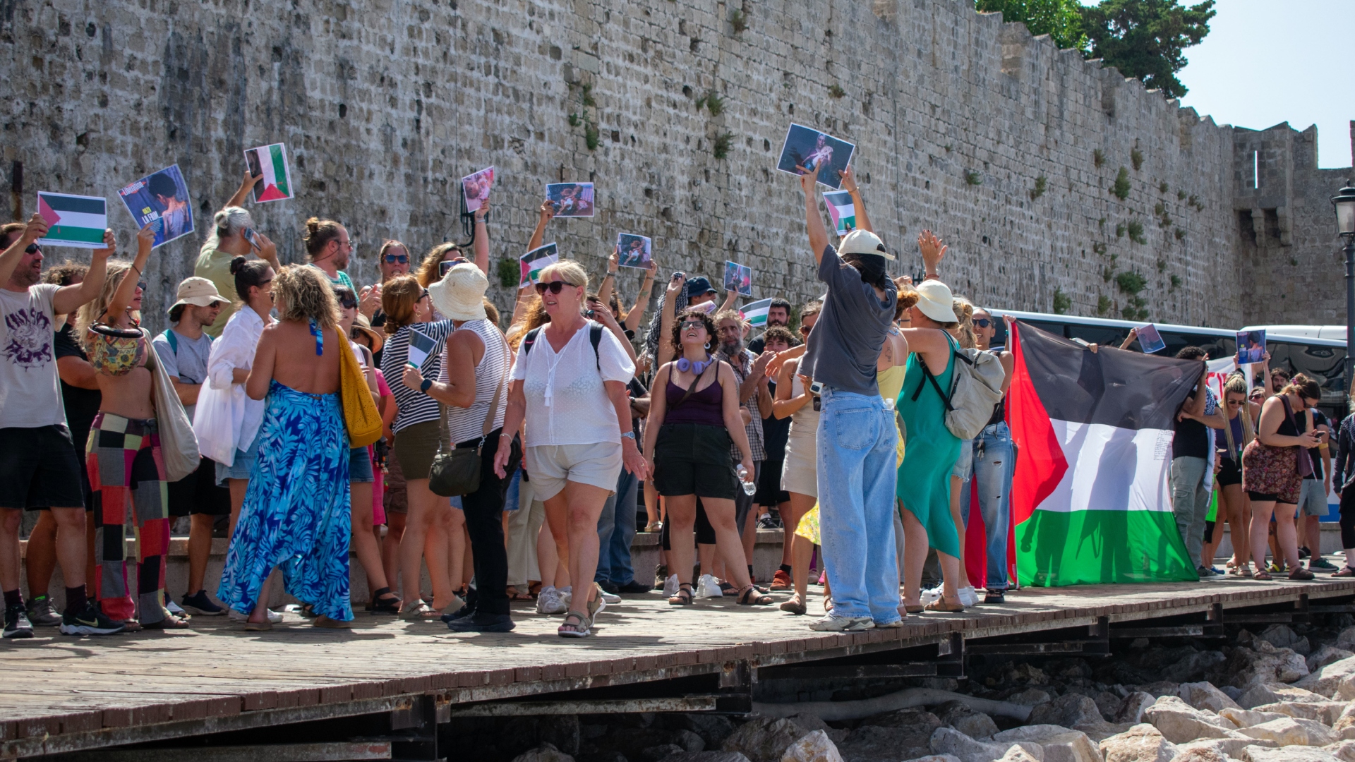 Ρόδος: Ενταση και προσαγωγές για την άφιξη του κρουαζιερόπλοιου με τους Ισραηλινούς τουρίστες [βίντεο]-6
