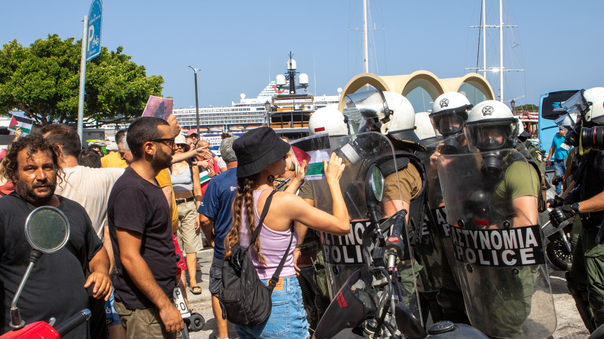 Ρόδος: Οκτώ συλλήψεις στη συγκέντρωση για το κρουαζιερόπλοιο με τους Ισραηλινούς-3