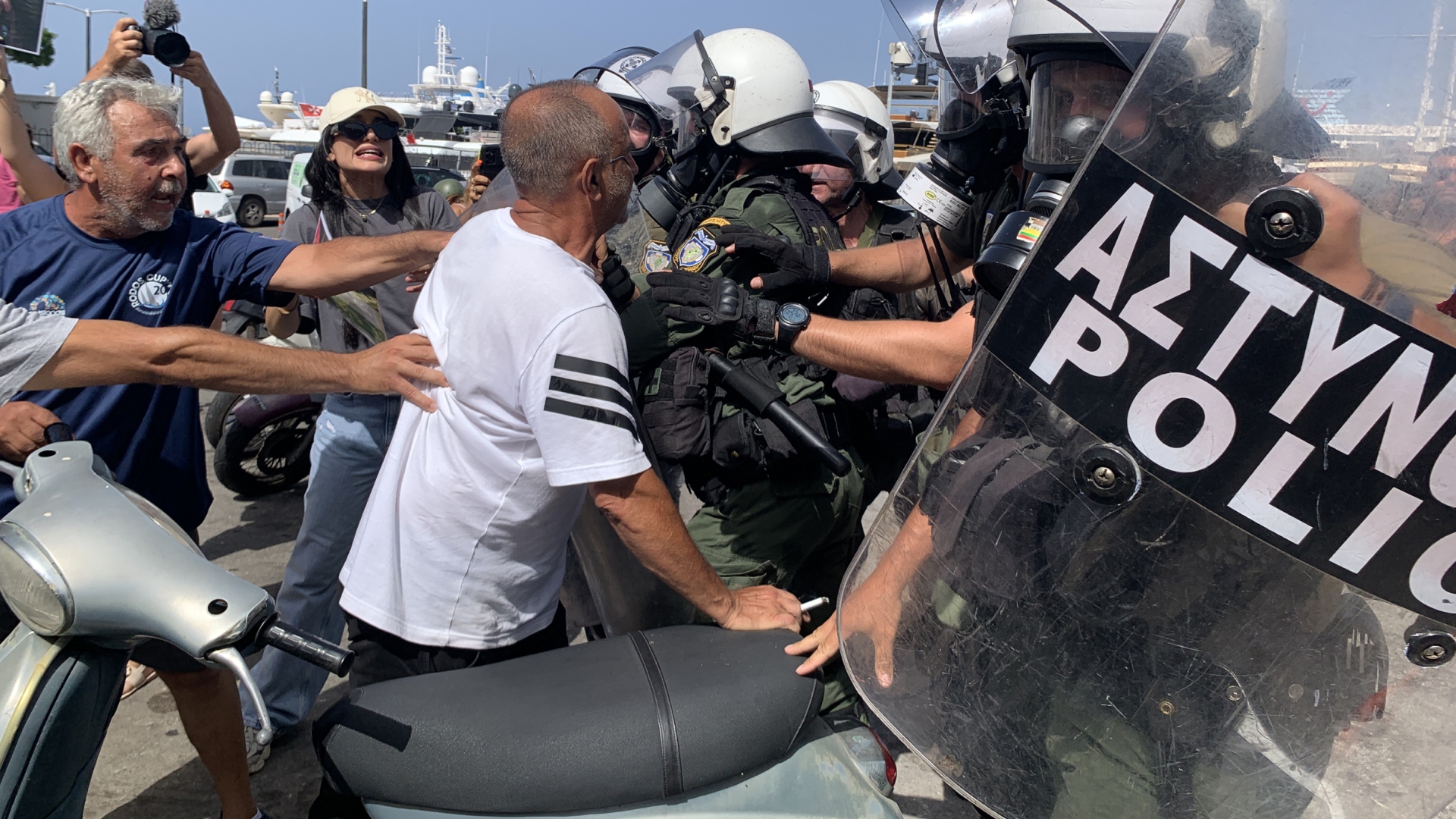 Ρόδος: Ενταση και προσαγωγές για την άφιξη του κρουαζιερόπλοιου με τους Ισραηλινούς τουρίστες [βίντεο]-1