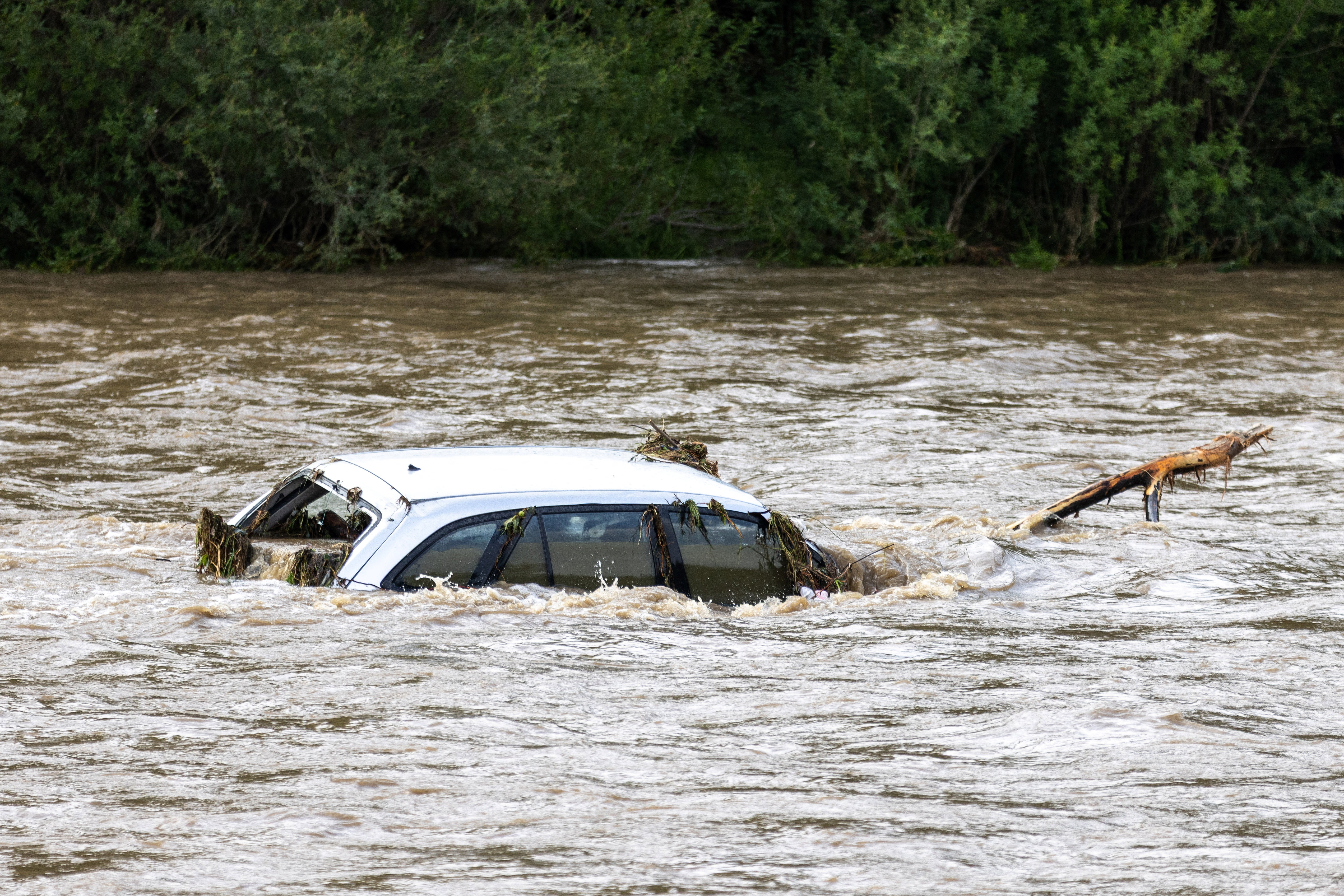 Ρουμανία: Τρεις νεκροί από τις πλημμύρες – Σπίτια και αυτοκίνητα παρασύρθηκαν από τα νερά (Εικόνες)-3