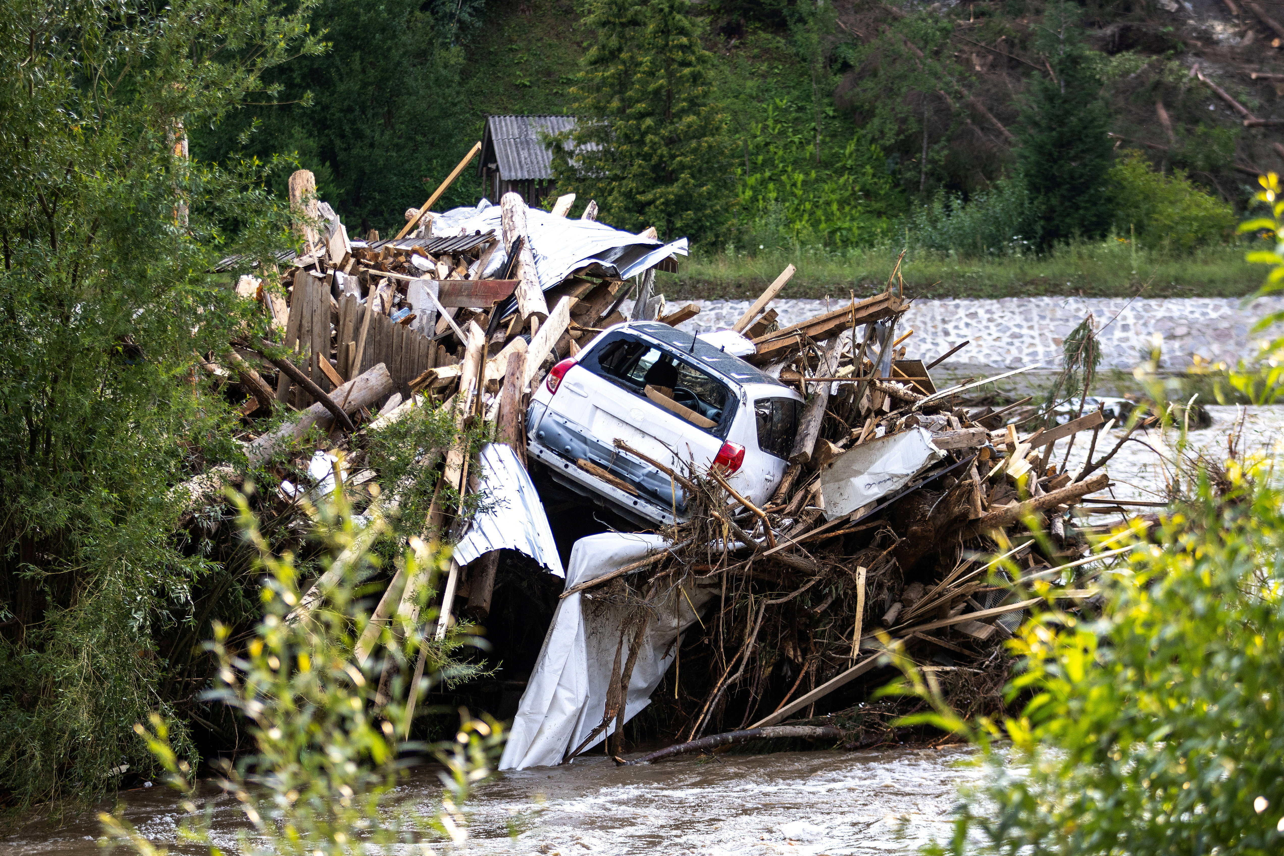 Ρουμανία: Τρεις νεκροί από τις πλημμύρες – Σπίτια και αυτοκίνητα παρασύρθηκαν από τα νερά (Εικόνες)-4
