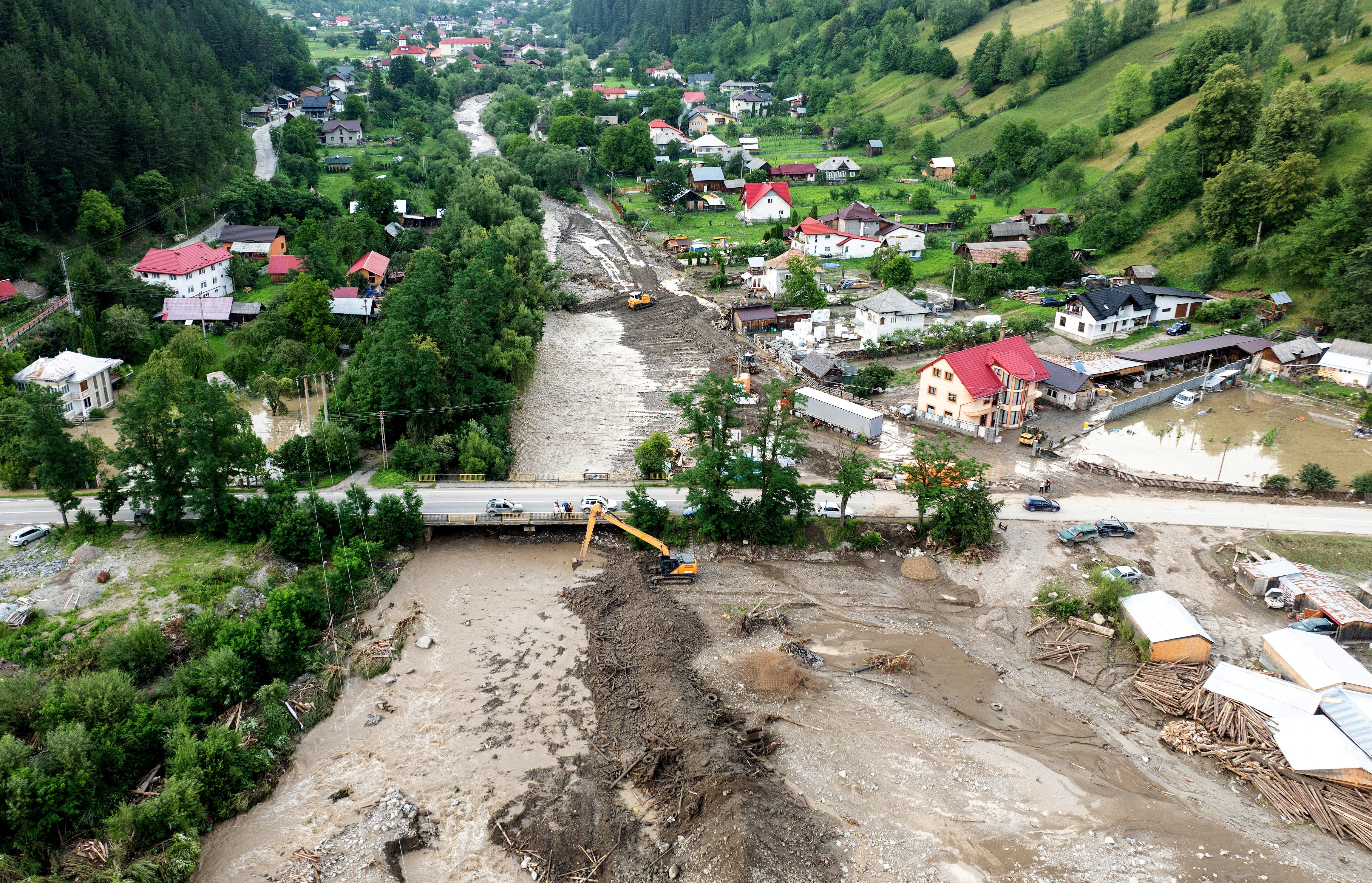 Ρουμανία: Τρεις νεκροί από τις πλημμύρες – Σπίτια και αυτοκίνητα παρασύρθηκαν από τα νερά (Εικόνες)-5