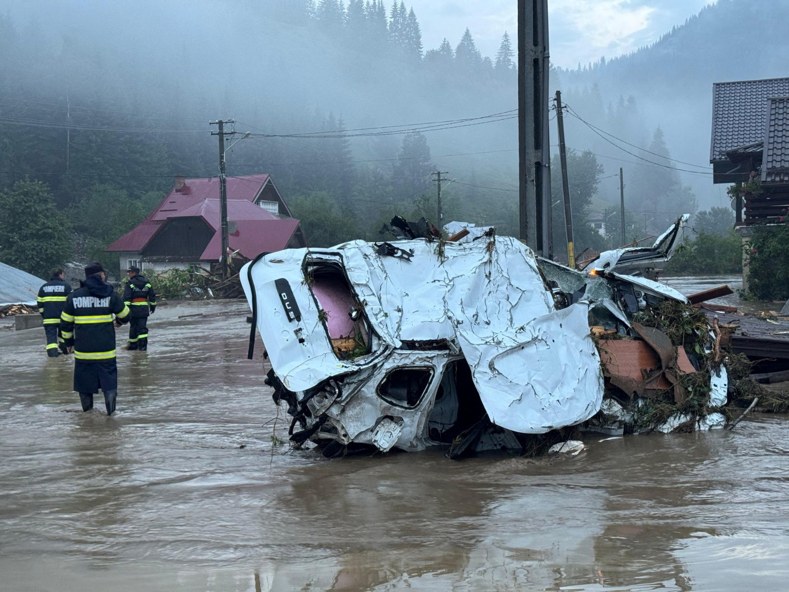 Ρουμανία: Τρεις νεκροί από τις πλημμύρες – Σπίτια και αυτοκίνητα παρασύρθηκαν από τα νερά (Εικόνες)-1