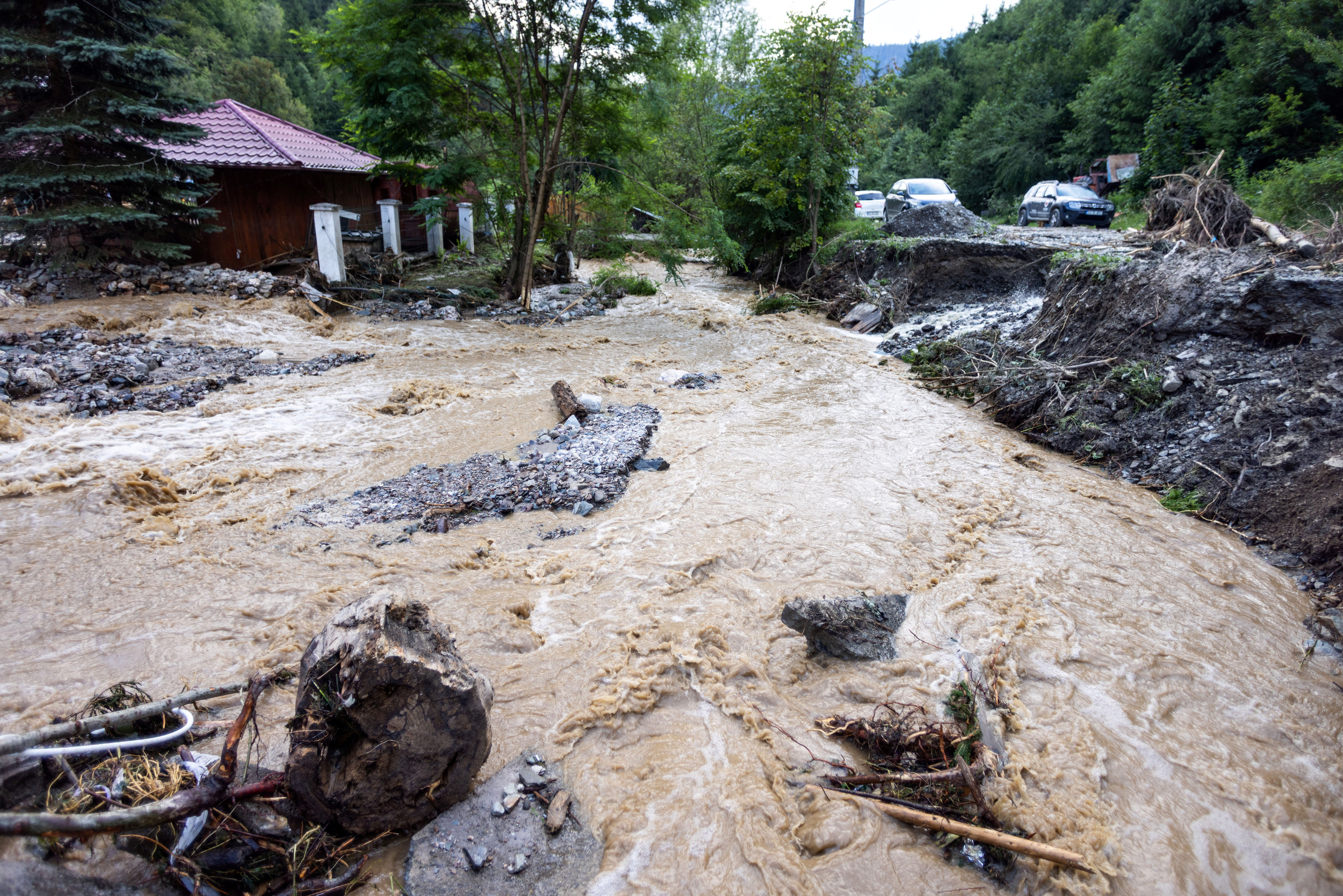 Ρουμανία: Τρεις νεκροί από τις πλημμύρες – Σπίτια και αυτοκίνητα παρασύρθηκαν από τα νερά (Εικόνες)-2