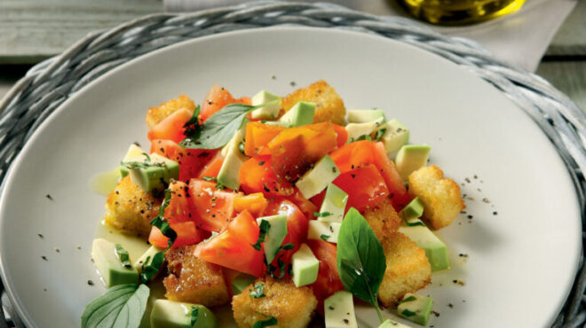 σαλάτα-με-ντομάτα-αβοκάντο-και-αυγοτά-563701621