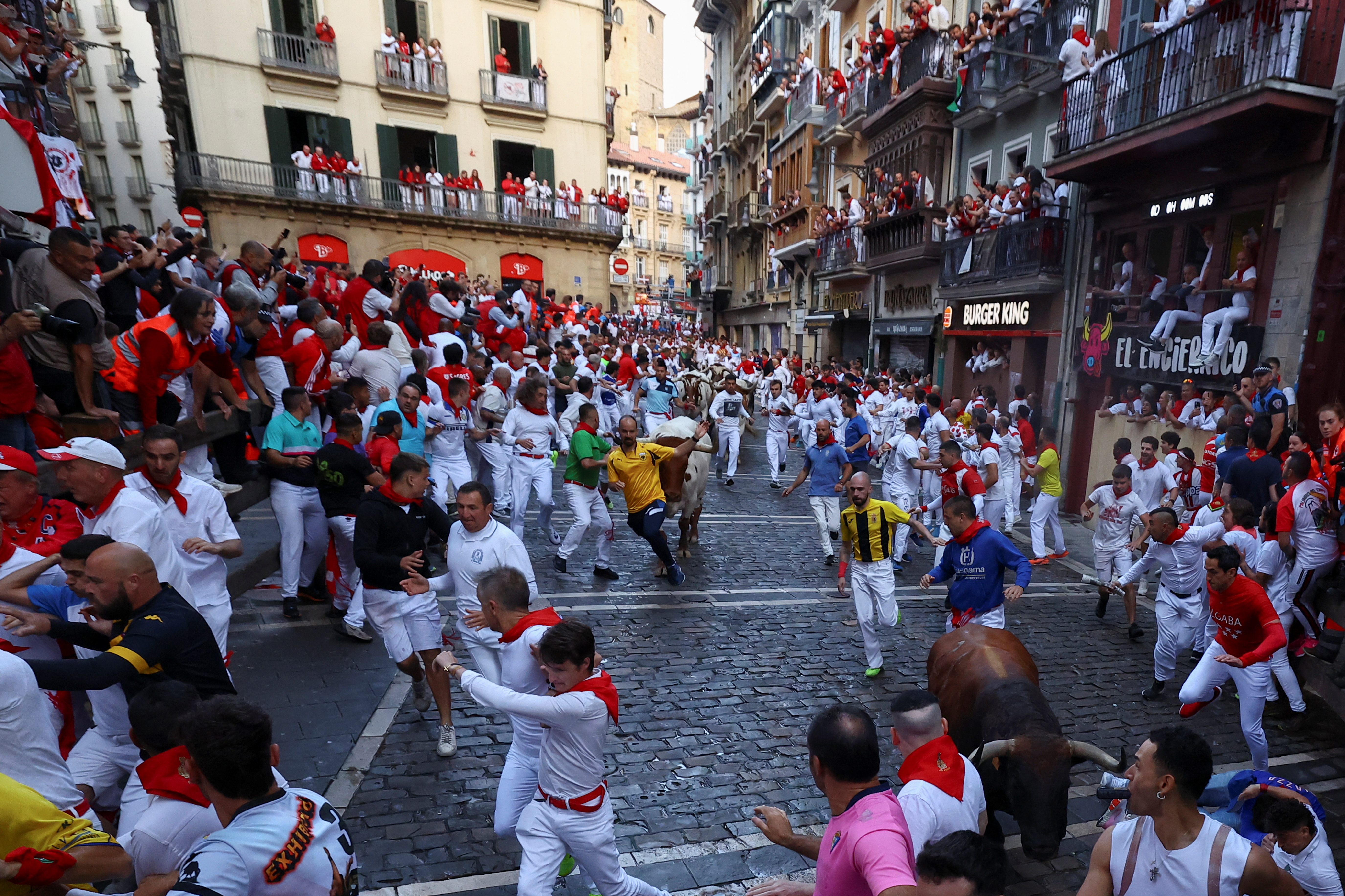 Φεστιβάλ του Σαν Φερμίν: Ενας τραυματίστηκε, επτά γλίτωσαν με μώλωπες από τις ταυροδρομίες-2