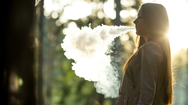 αλκοόλ-και-καπνικά-προϊόντα-μόνο-με-τα-563697796