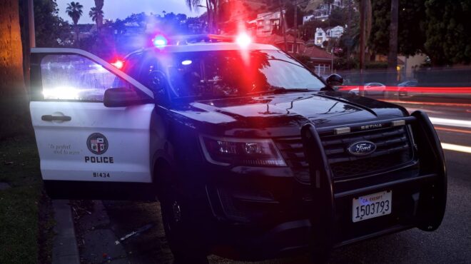 λος-αντζελες-αυτοκίνητο-έπεσε-πάνω-σε-563724592