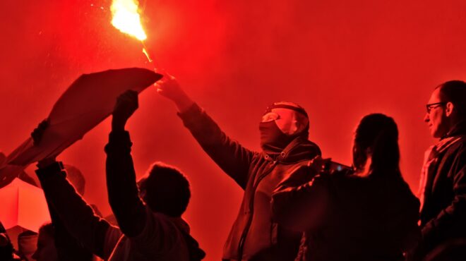 πετάς-φωτοβολίδα-στο-γήπεδο-και-ύστε-563698204