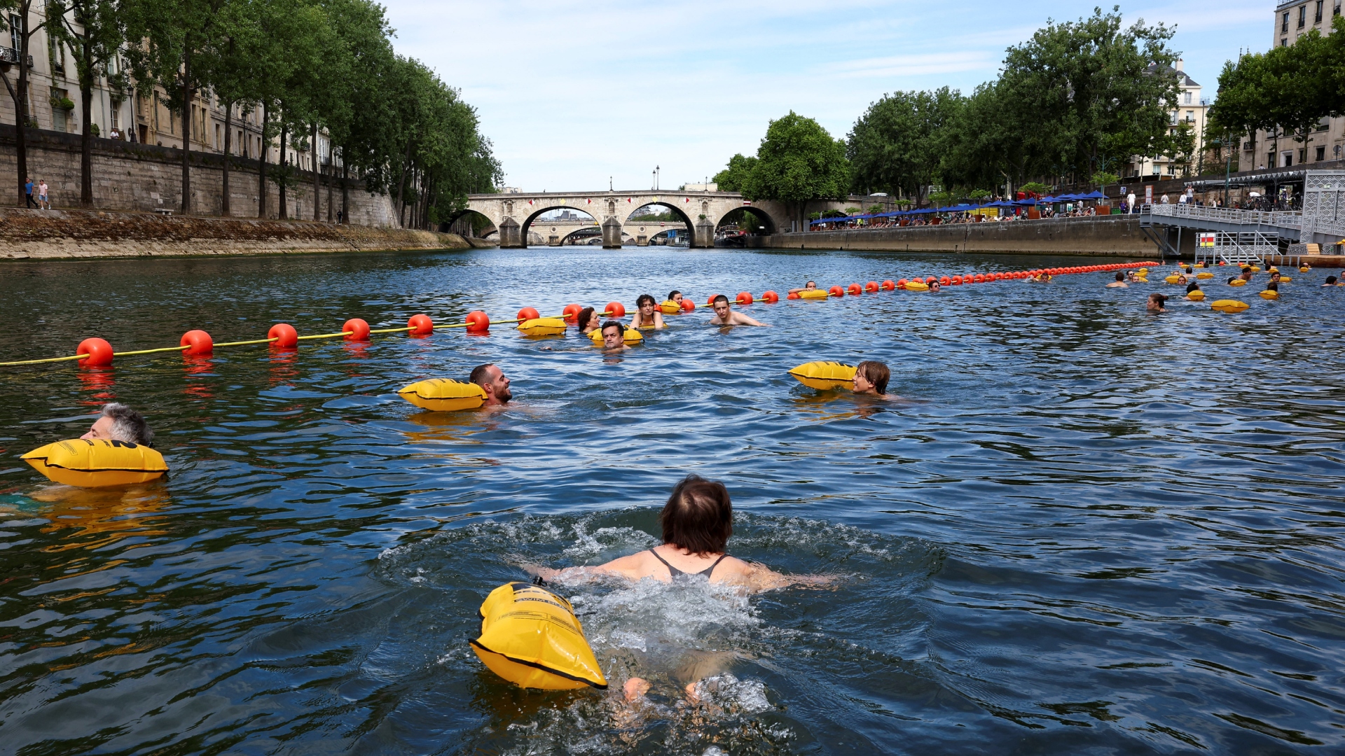 Οι Γάλλοι κολύμπησαν στον Σηκουάνα – Για πρώτη φορά μετά από 100 χρόνια-1