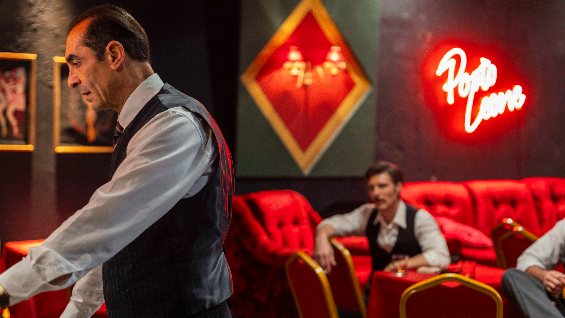 δύο-κόσμοι-συγκρούονται-στον-πειραιά-563707744