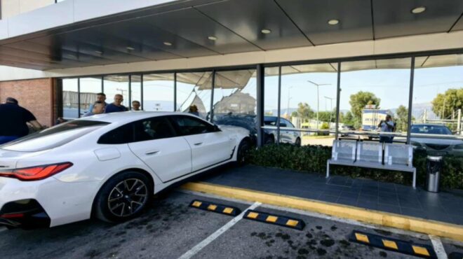 ρίο-αυτοκίνητο-έπεσε-πάνω-σε-τζαμαρία-563734339