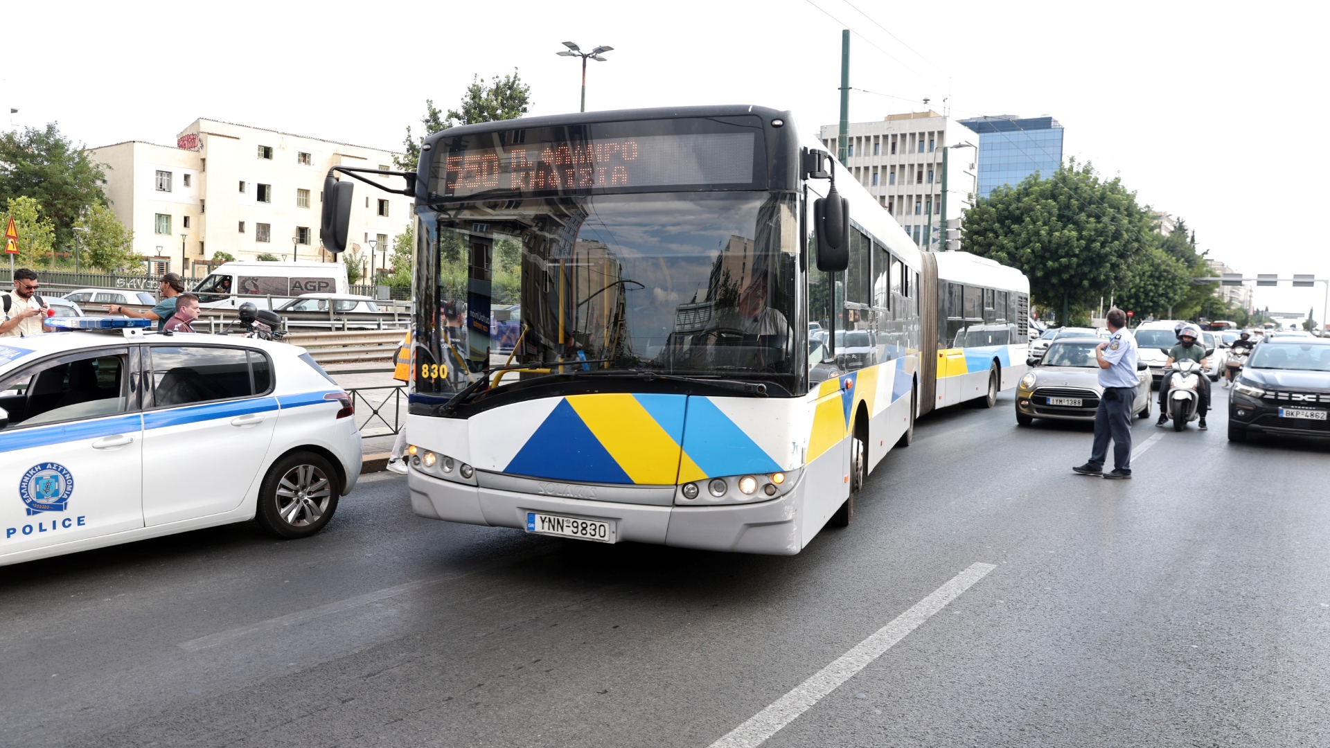 Λεωφορείο συγκρούστηκε με αυτοκίνητο στη Συγγρού – Εξι άτομα στο νοσοκομείο-1